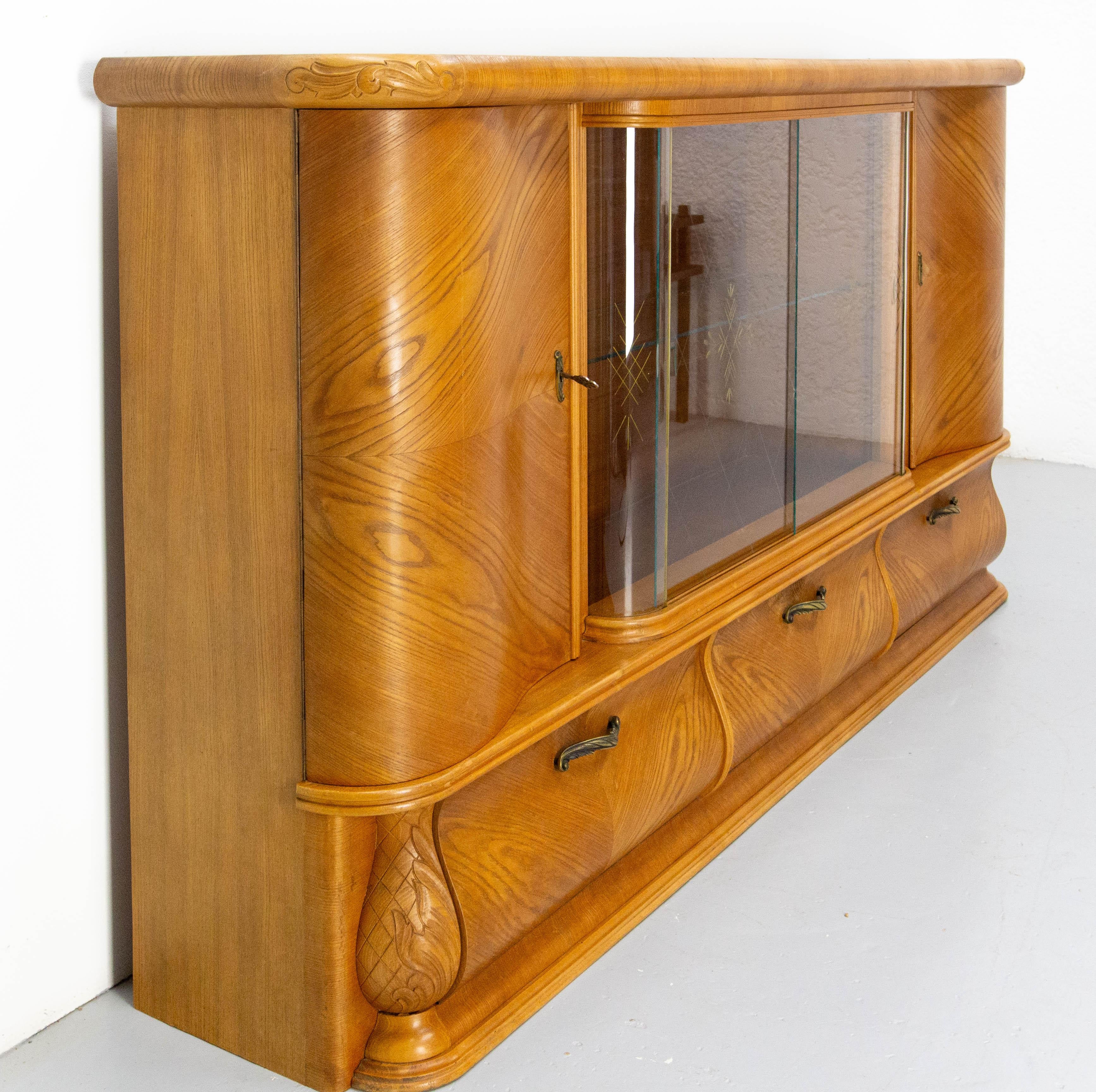 Armario de pared de roble francés Dos puertas Tres puertas batientes y vitrina central, circa 1950 Provincial francés en venta