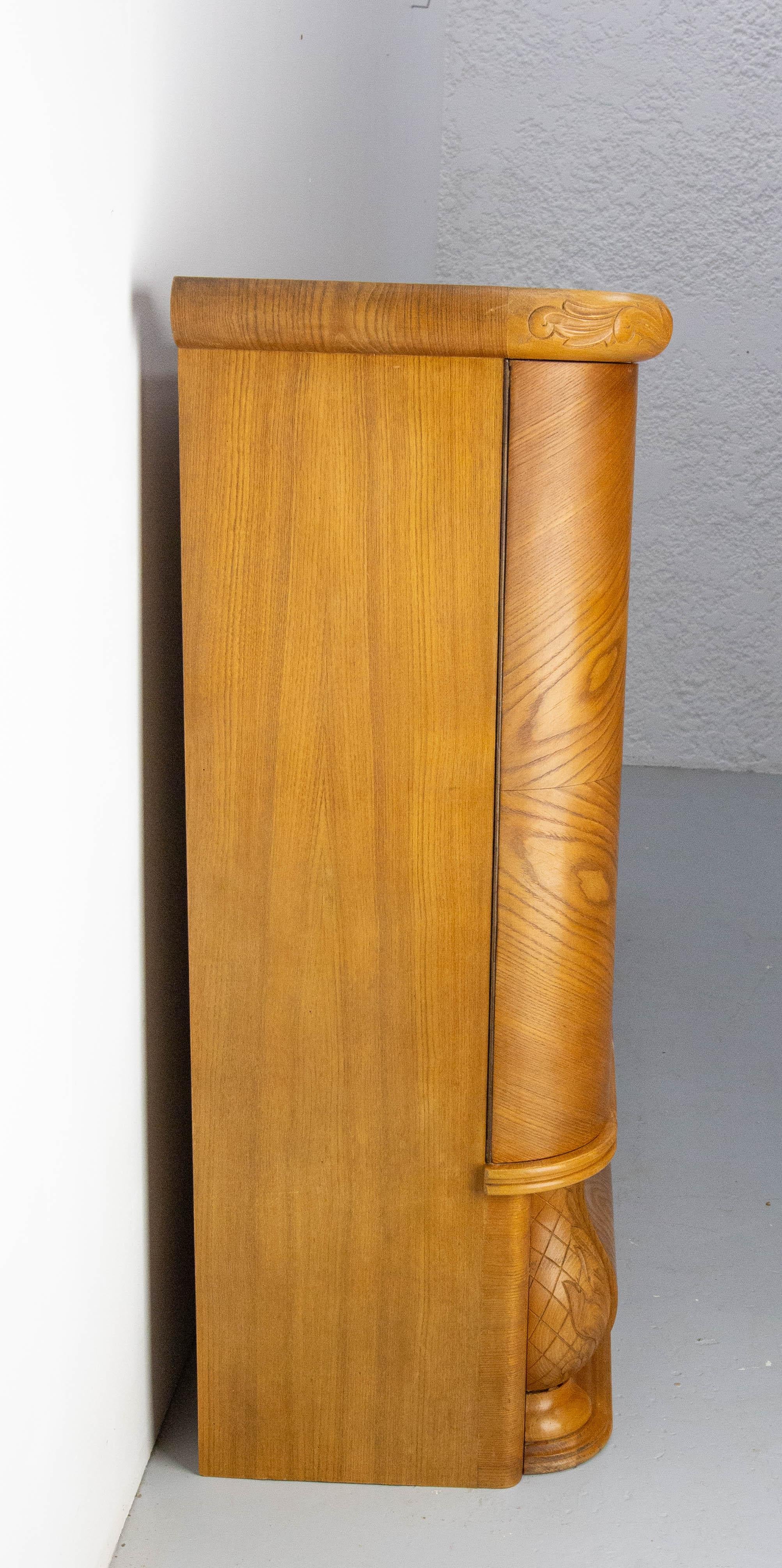 Armario de pared de roble francés Dos puertas Tres puertas batientes y vitrina central, circa 1950 Francés en venta