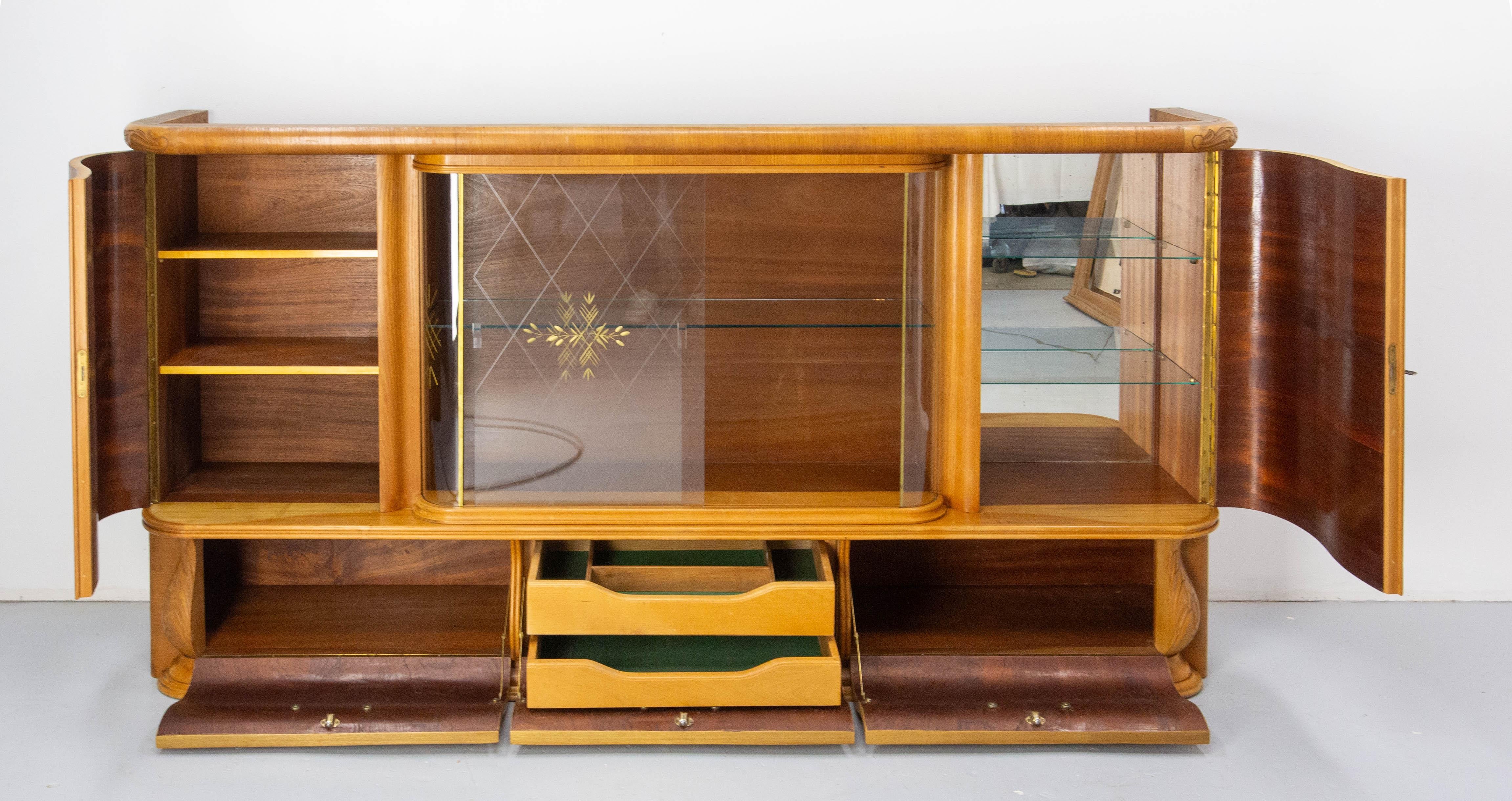Armario de pared de roble francés Dos puertas Tres puertas batientes y vitrina central, circa 1950 en Bueno estado para la venta en Labrit, Landes