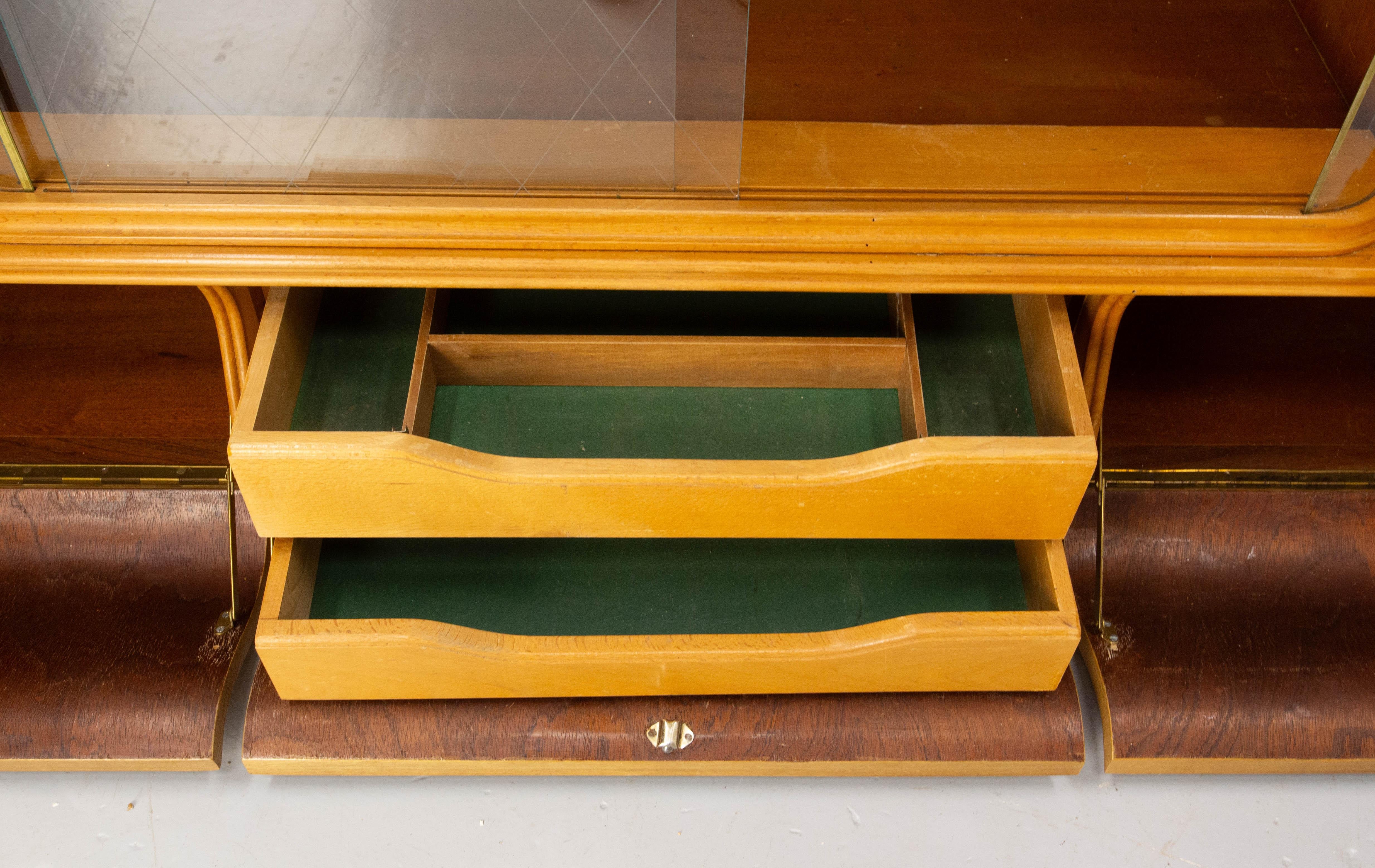 Armario de pared de roble francés Dos puertas Tres puertas batientes y vitrina central, circa 1950 siglo XX en venta