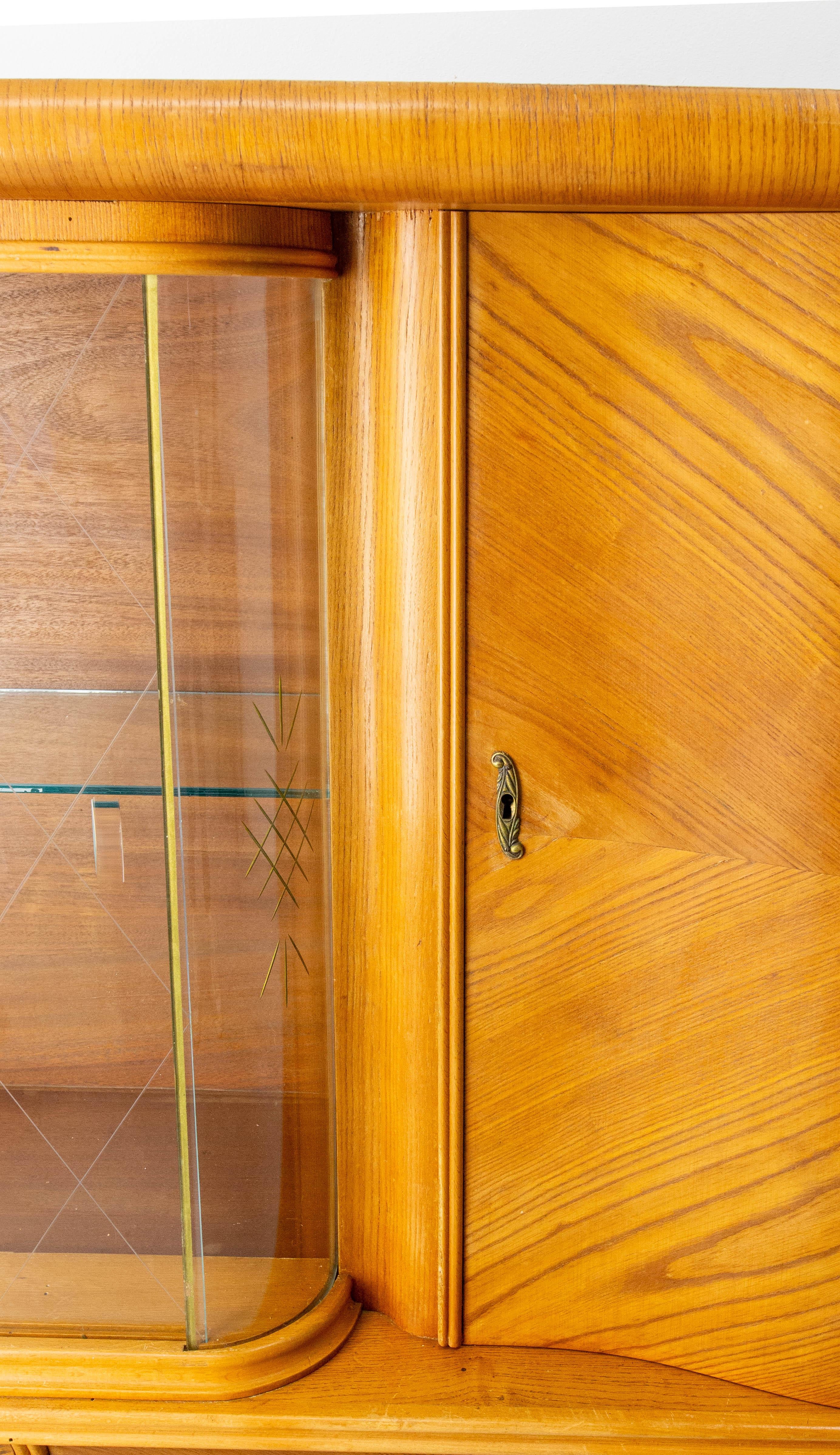 Armario de pared de roble francés Dos puertas Tres puertas batientes y vitrina central, circa 1950 Latón en venta