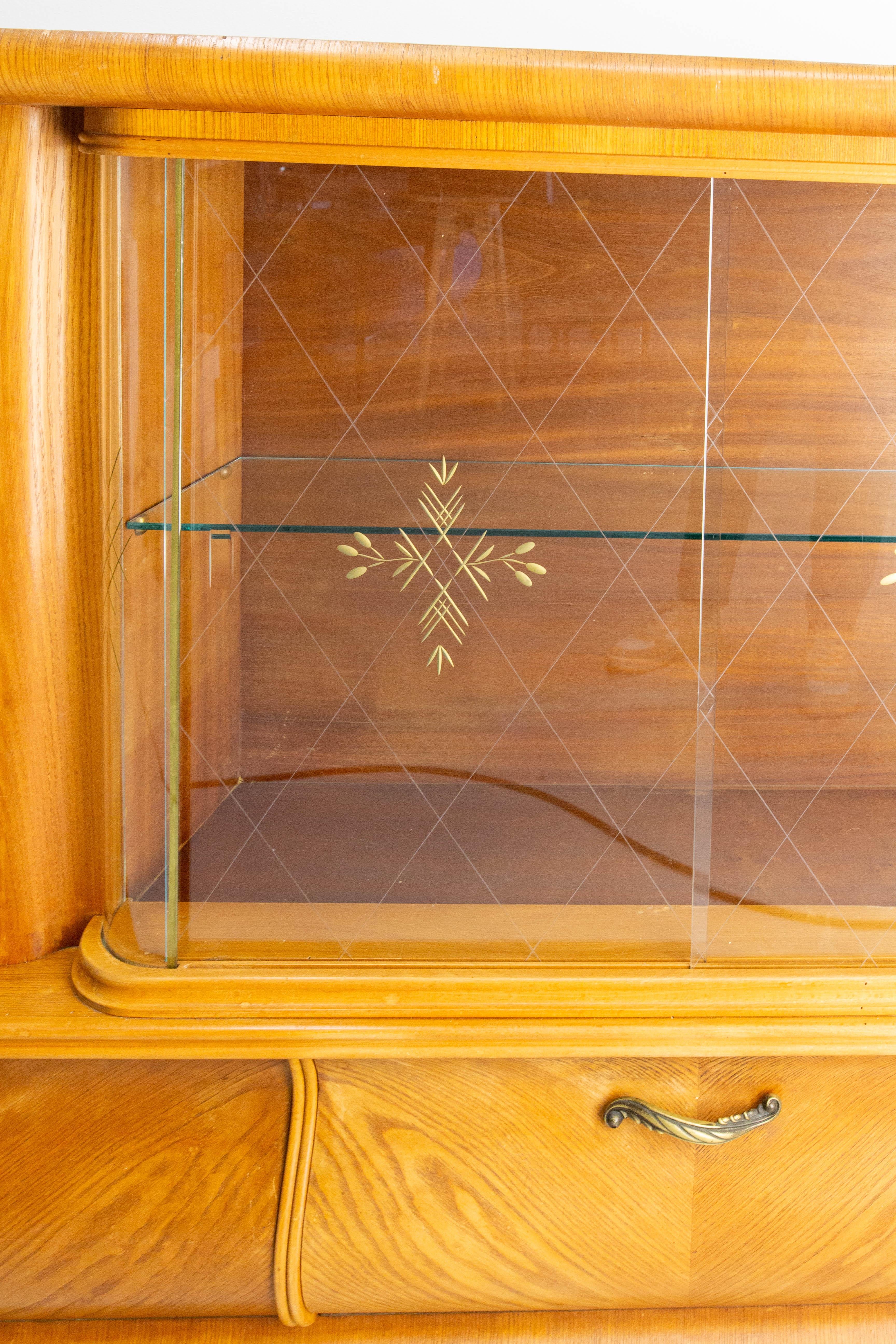 Armario de pared de roble francés Dos puertas Tres puertas batientes y vitrina central, circa 1950 en venta 1