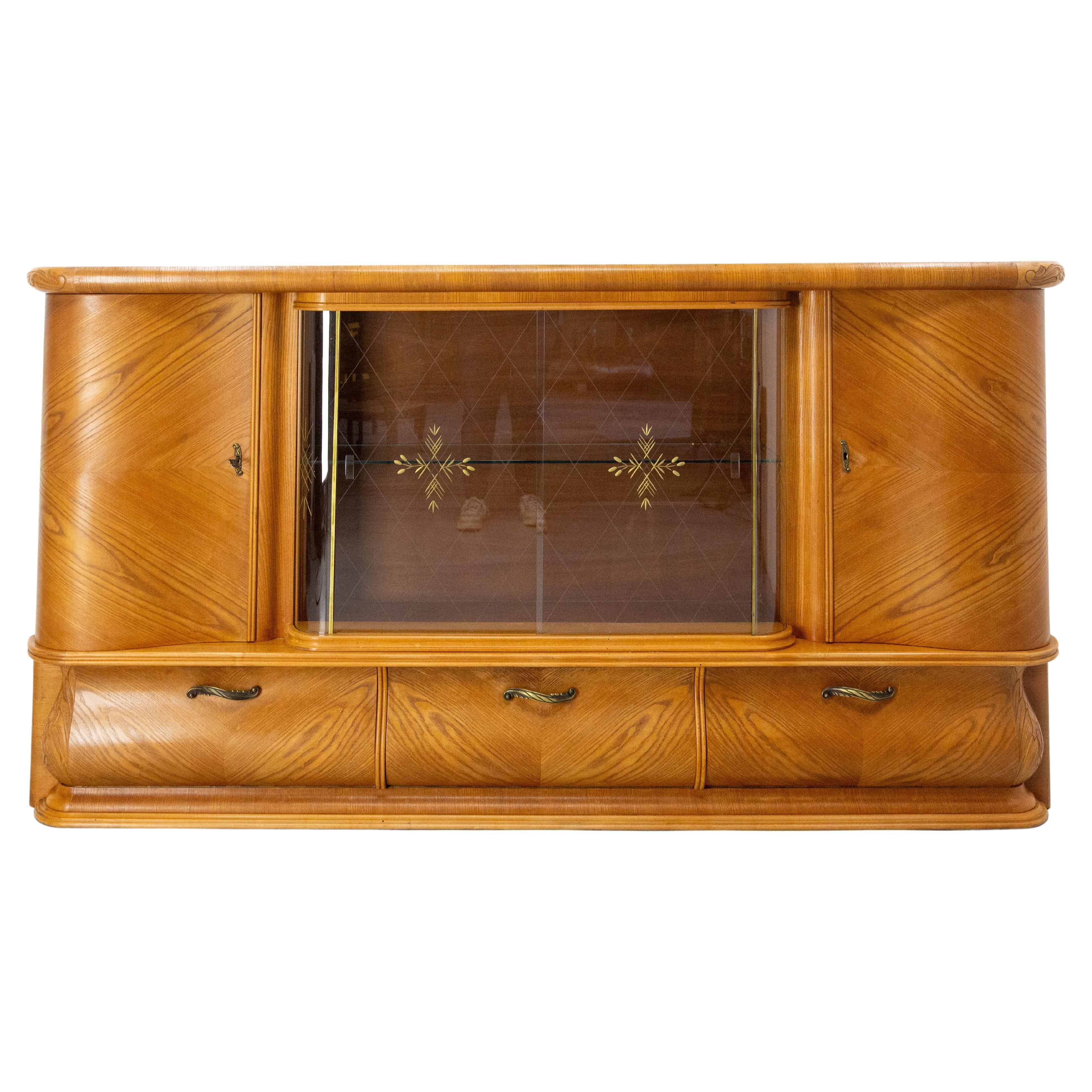 Armario de pared de roble francés Dos puertas Tres puertas batientes y vitrina central, circa 1950