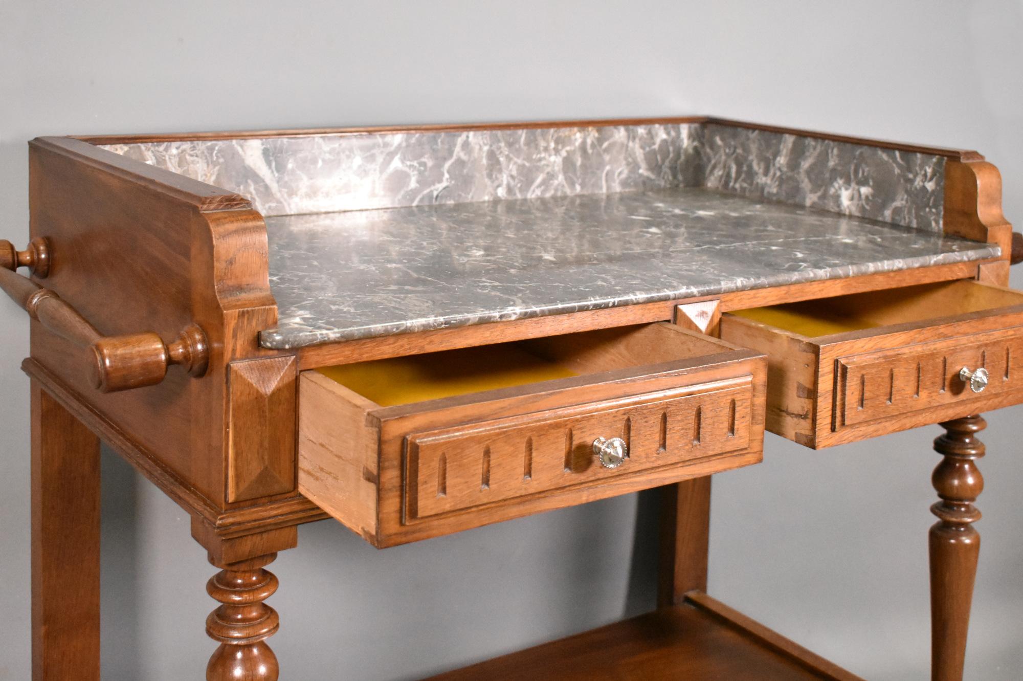 Français Meuble de toilette en chêne français avec plateau en marbre gris de style Henri II