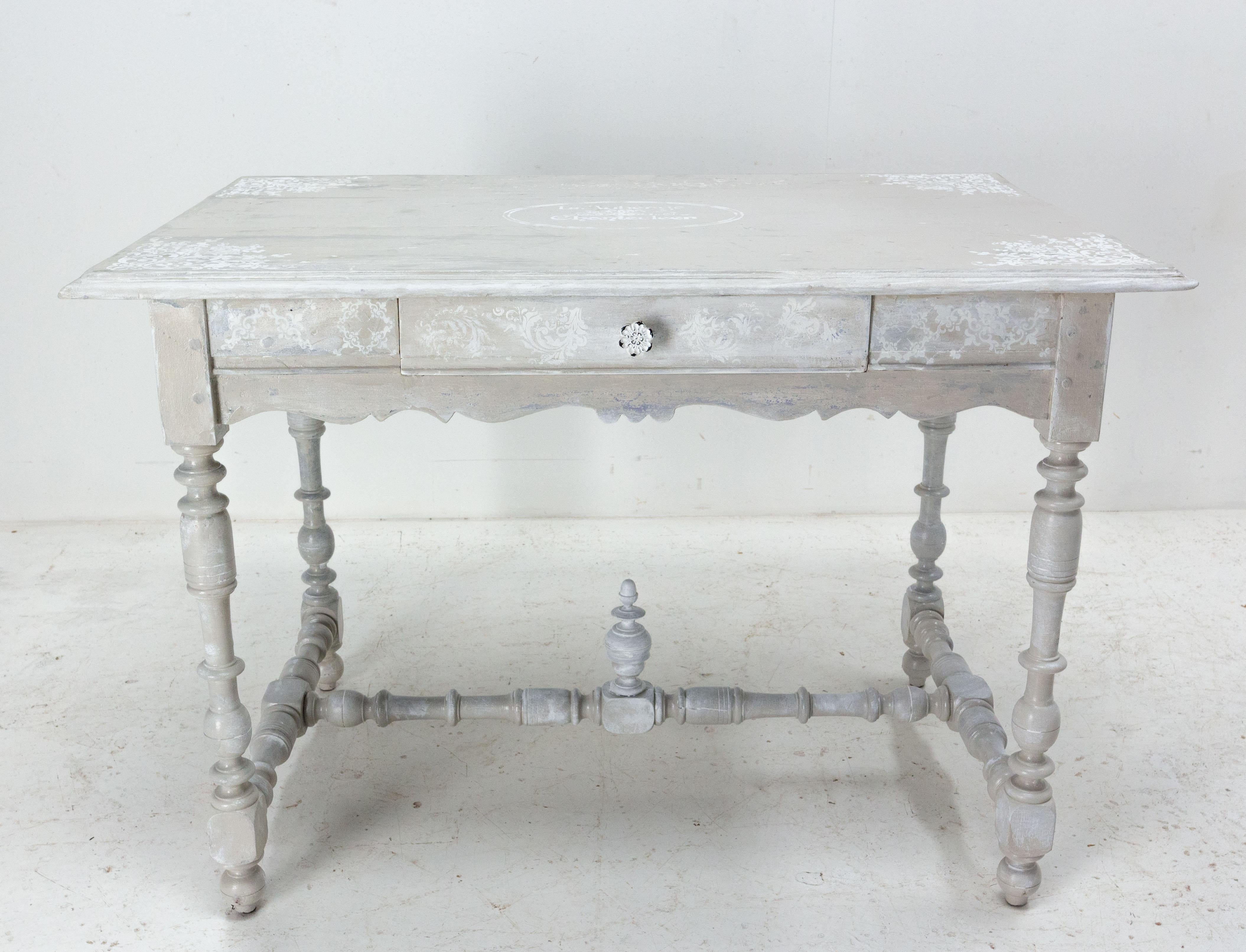 This oak writing table in the Louis XIII style was made in France in the 19th century.
The height between the floor and the top is 24.21 in. (61.5 cm).
One drawer.
The finishing has been redone in the shabby style.
Very good