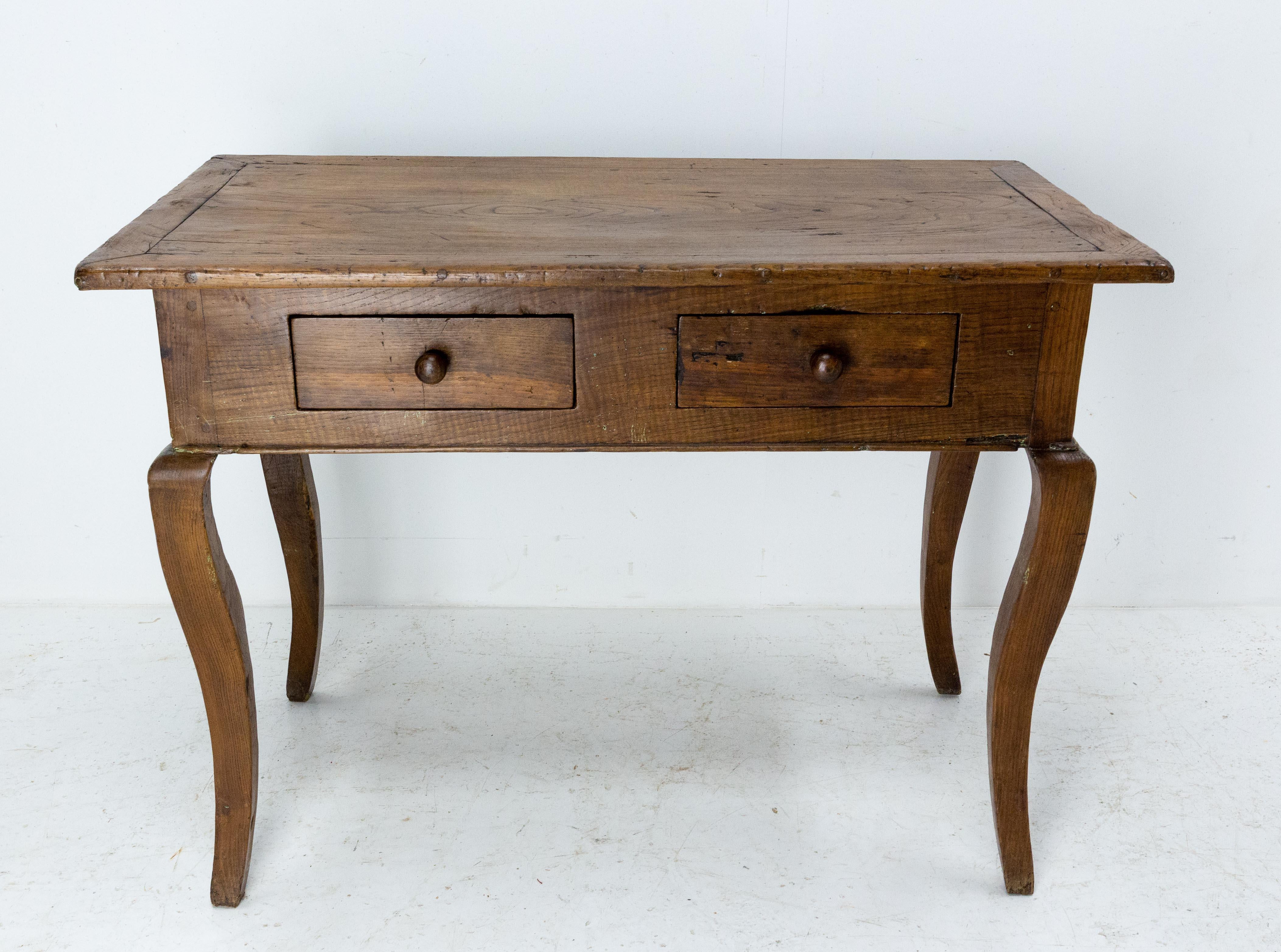 This oak writing table in the Louis XV style was made in France in the early 19th century.
Its atypical construction gives it a Brutalist appearance.
Two drawers.
Good antique condition.

Shipping: 
wooden case: 113/63/82 cm 51 kg.