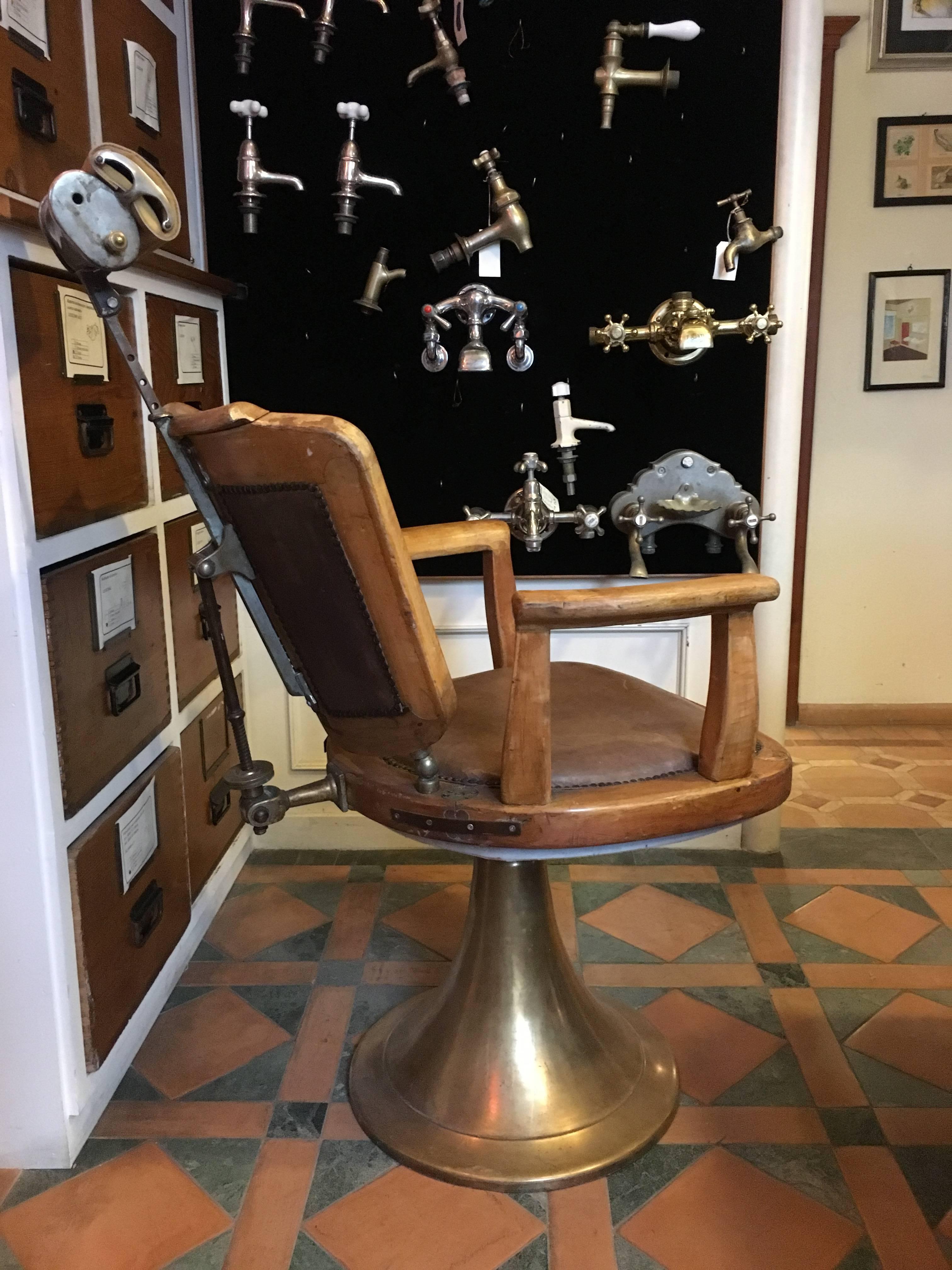 French Oakwood and Leather Barber Chair with Brass Base from 1940s In Good Condition In Florence, IT