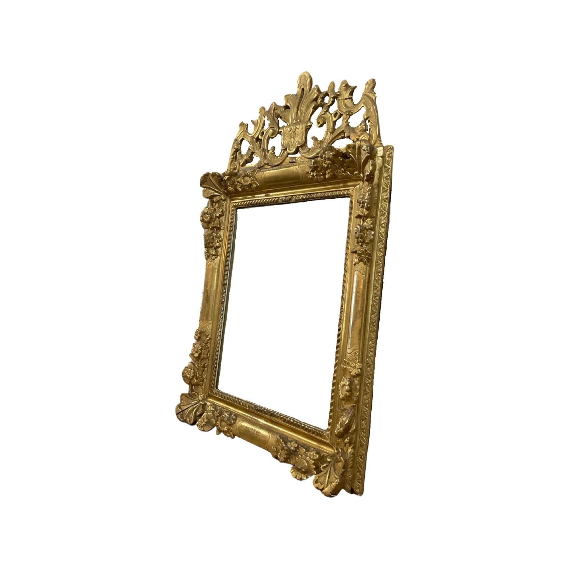 Miroir de style Louis XVI. Le miroir est fabriqué en bois de chêne. Plâtre sculpté à la main avec finition à la feuille d'or. Originaire de France. Circa, 18ème siècle. 

 