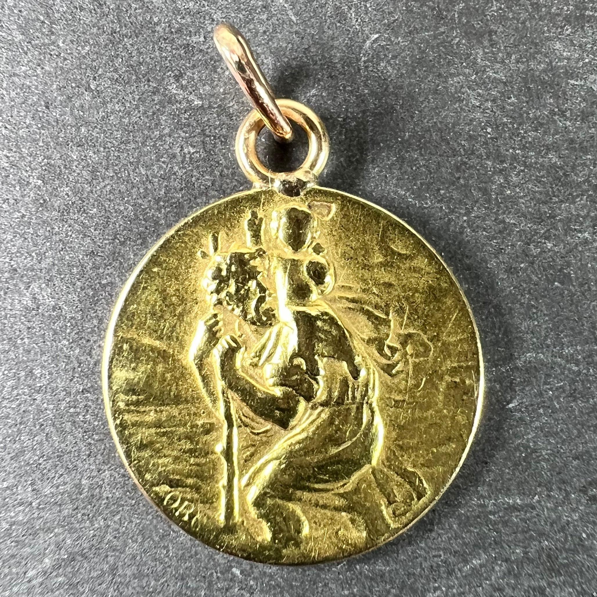 Pendentif à breloques en or jaune 18 carats (18K), inhabituel en France, conçu comme une médaille représentant Saint Christophe portant l'enfant Christ à travers une rivière, le revers portant la phrase 