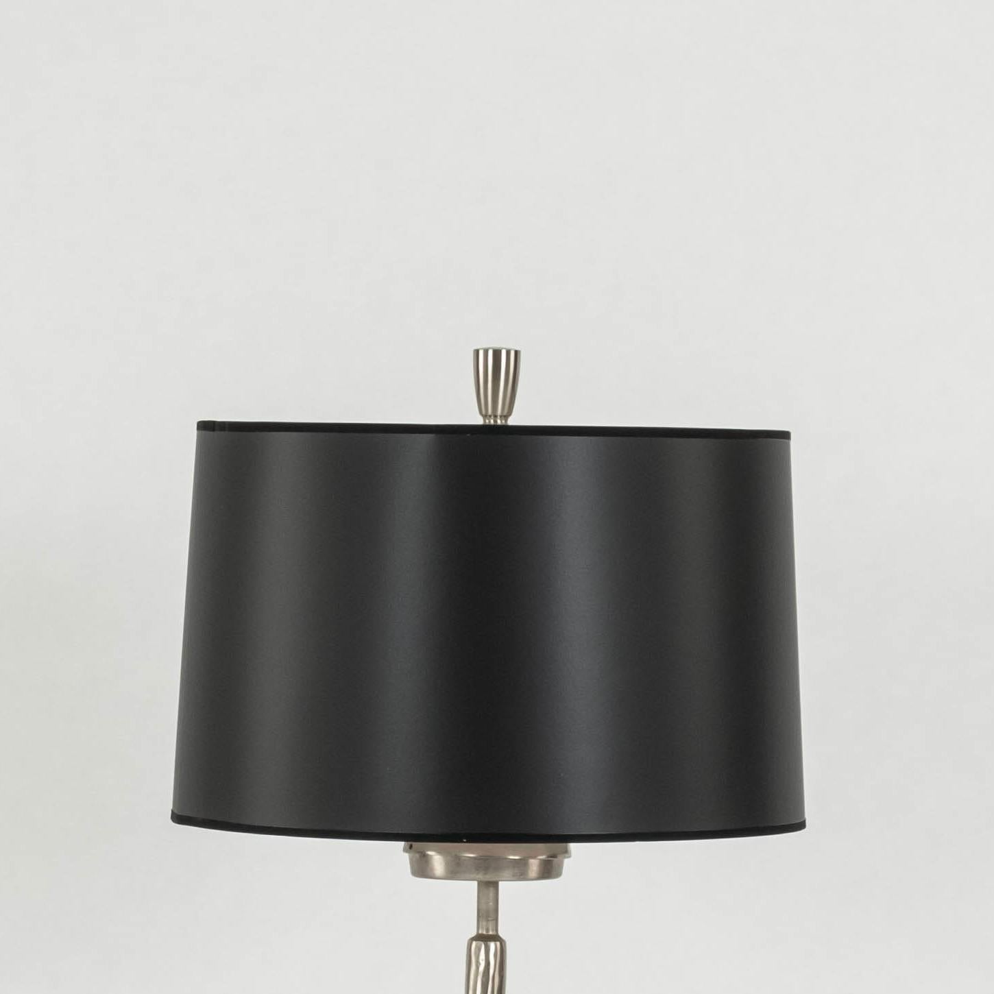 OBJET INSOLITE Mancha, lampadaire français du 20ème siècle, en bronze, finition nickel. Nouveau câblage pour le marché américain.