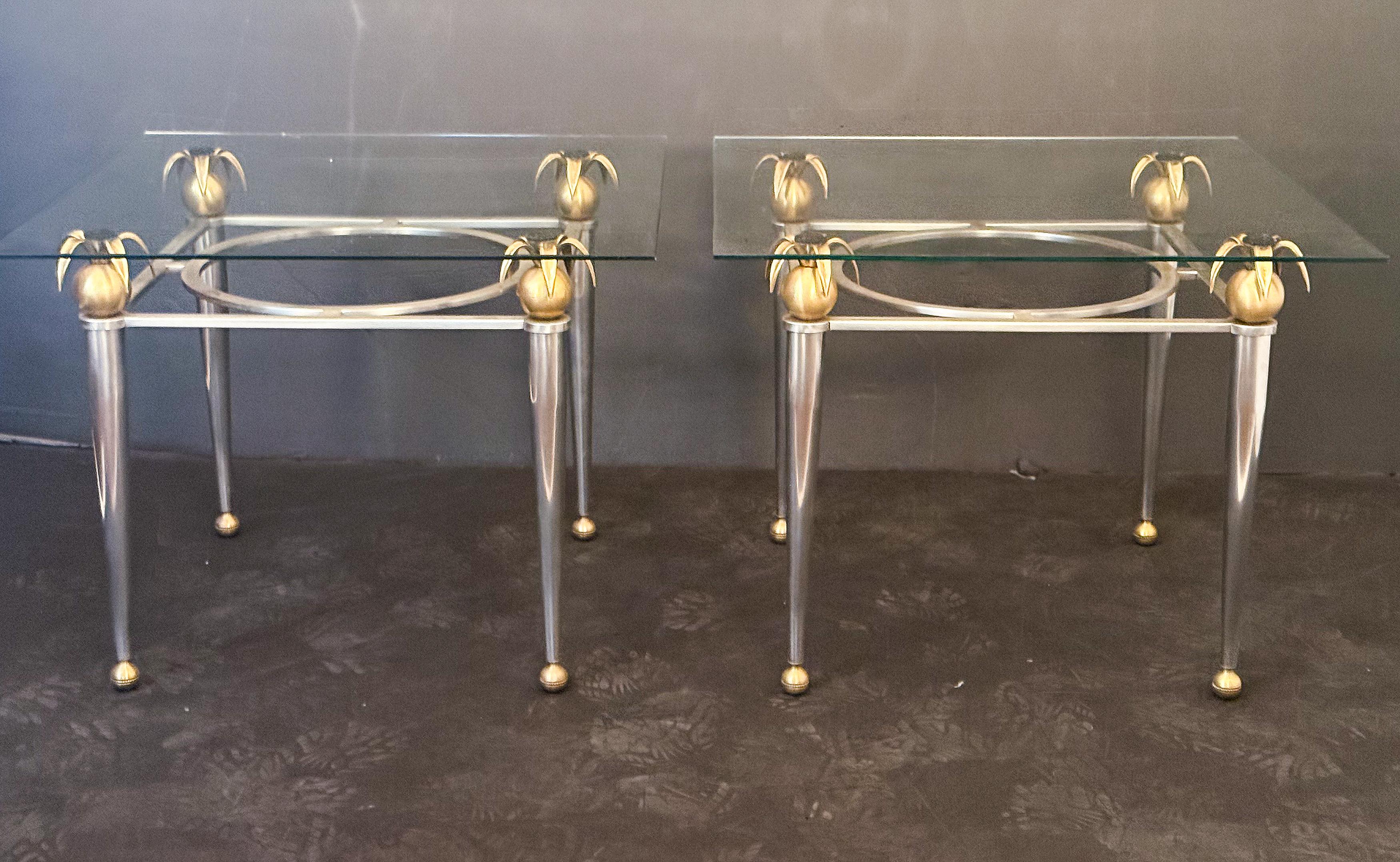 Tables d'appoint ou d'appoint françaises en laiton, acier et verre - Deux disponibles en vente 3