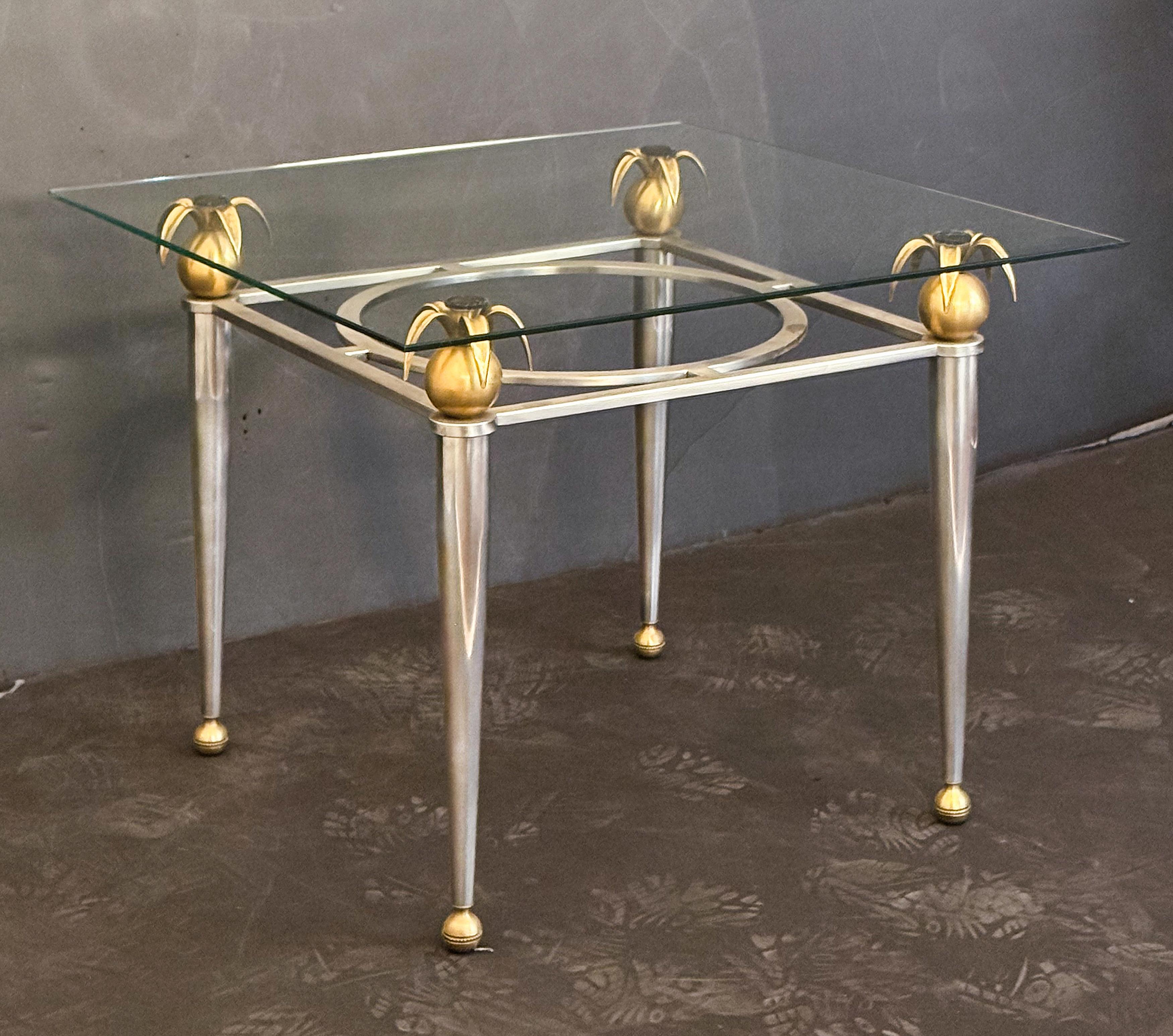 Mid-Century Modern Tables d'appoint ou d'appoint françaises en laiton, acier et verre - Deux disponibles en vente