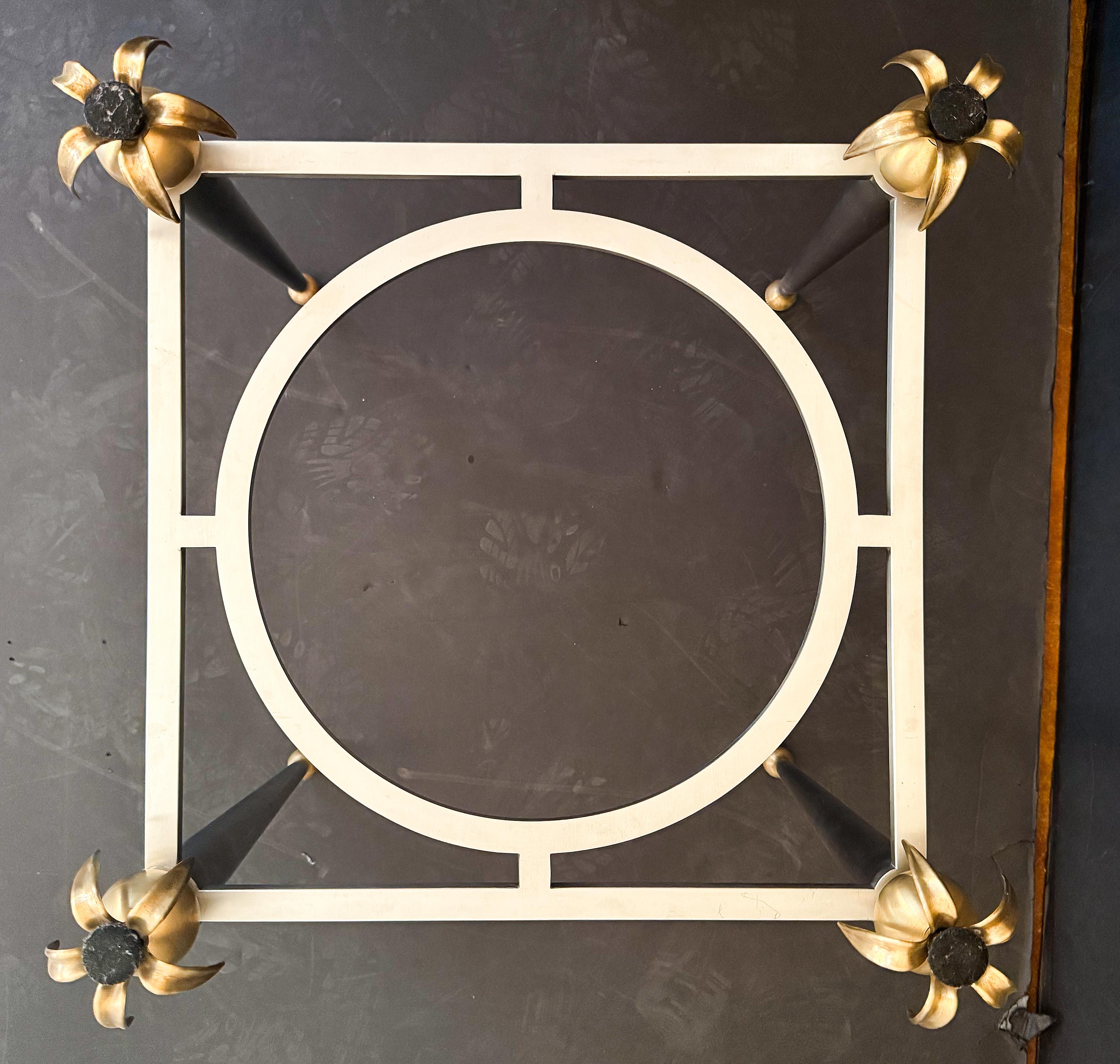 20ième siècle Tables d'appoint ou d'appoint françaises en laiton, acier et verre - Deux disponibles en vente