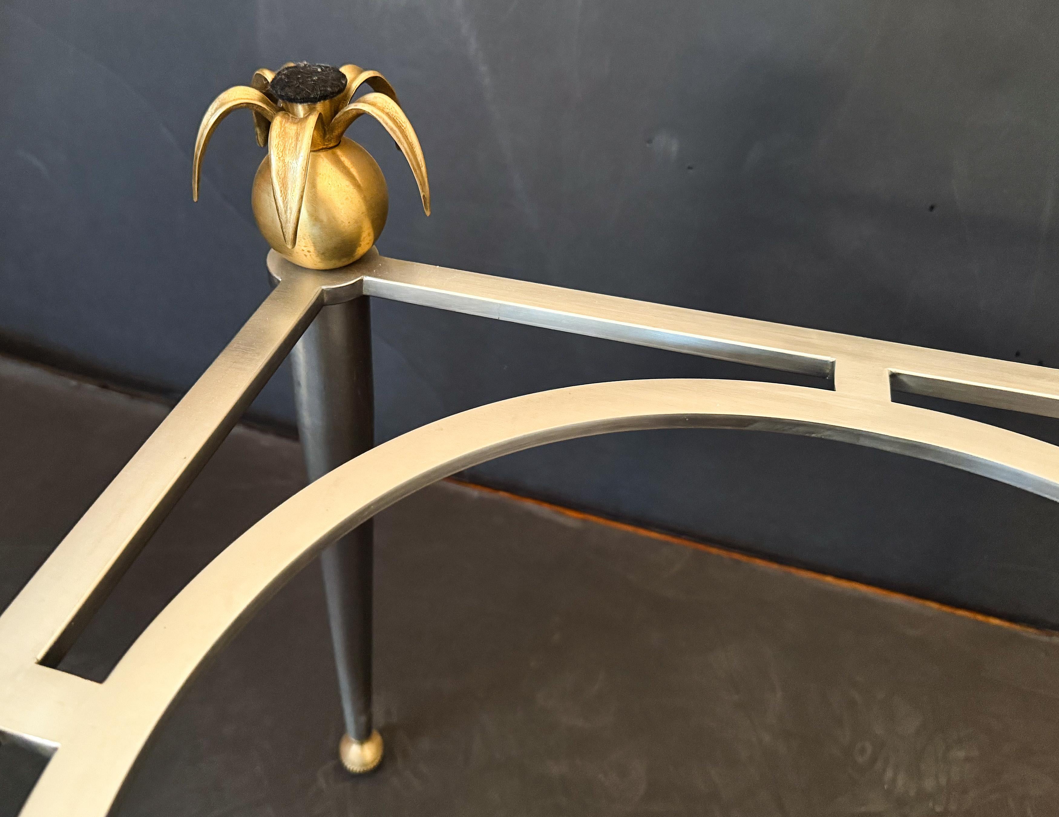 Métal Tables d'appoint ou d'appoint françaises en laiton, acier et verre - Deux disponibles en vente