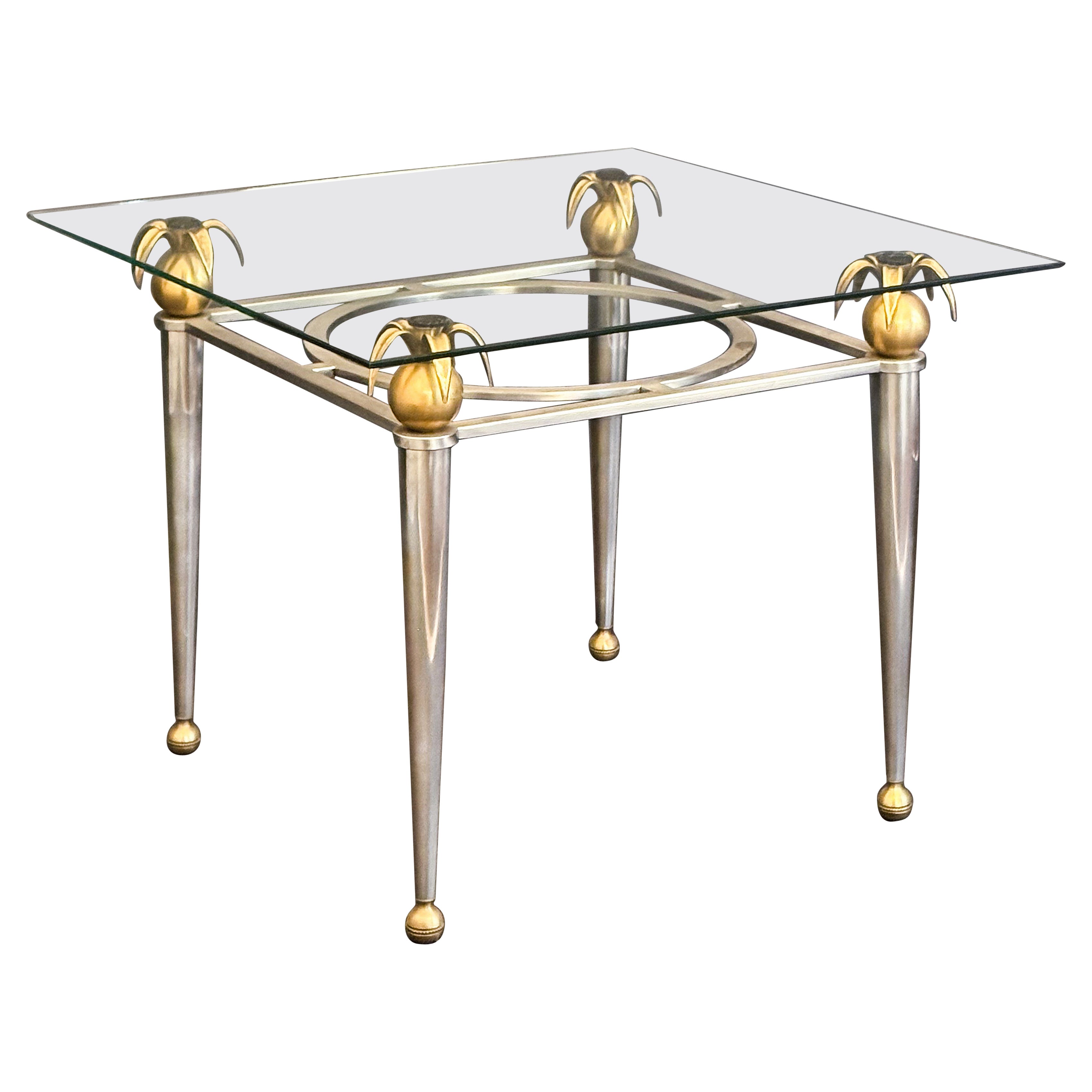 Tables d'appoint ou d'appoint françaises en laiton, acier et verre - Deux disponibles en vente