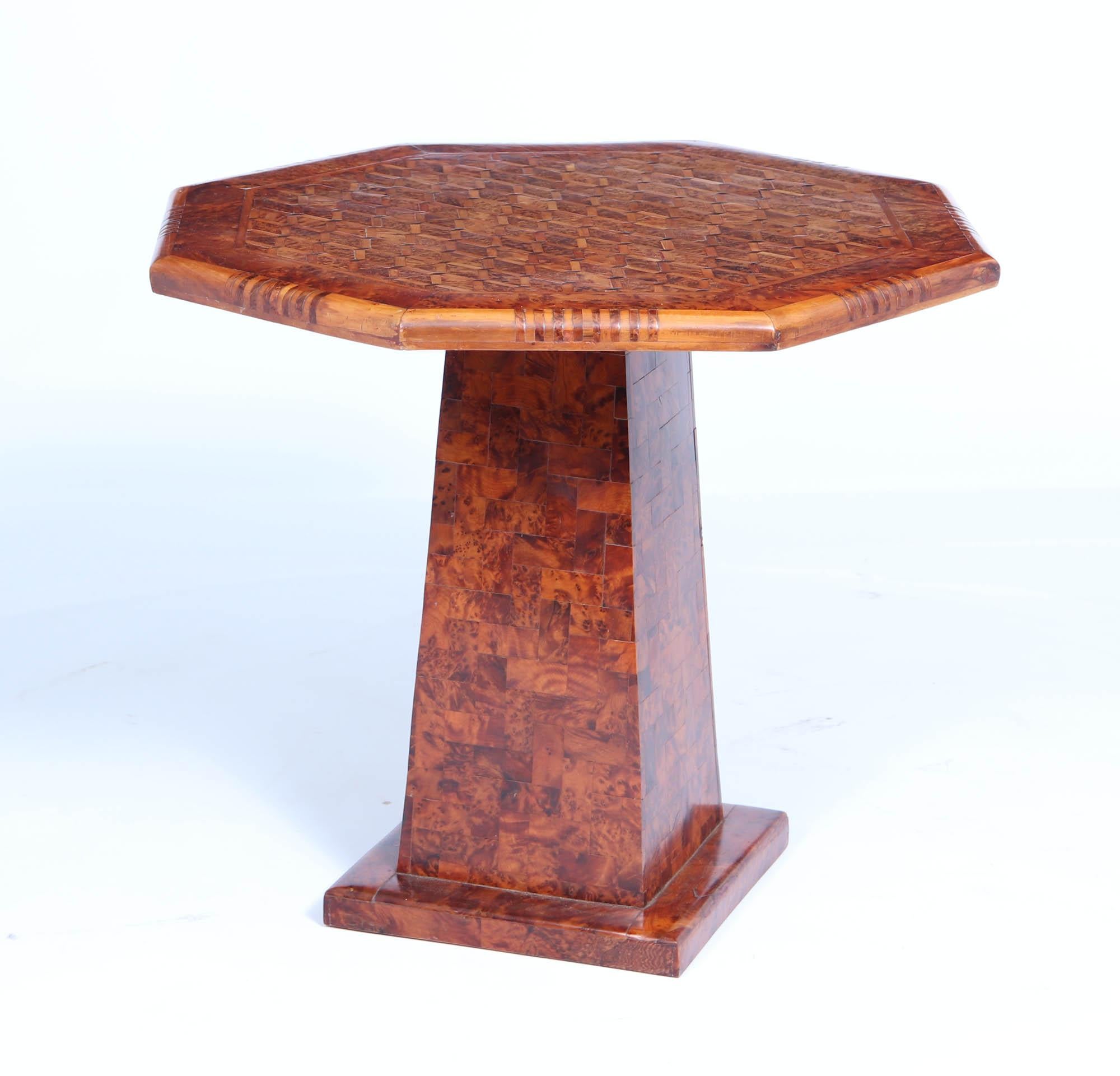 Französischer Beistelltisch The Pedestal aus Wurzelrinde (Art déco) im Angebot