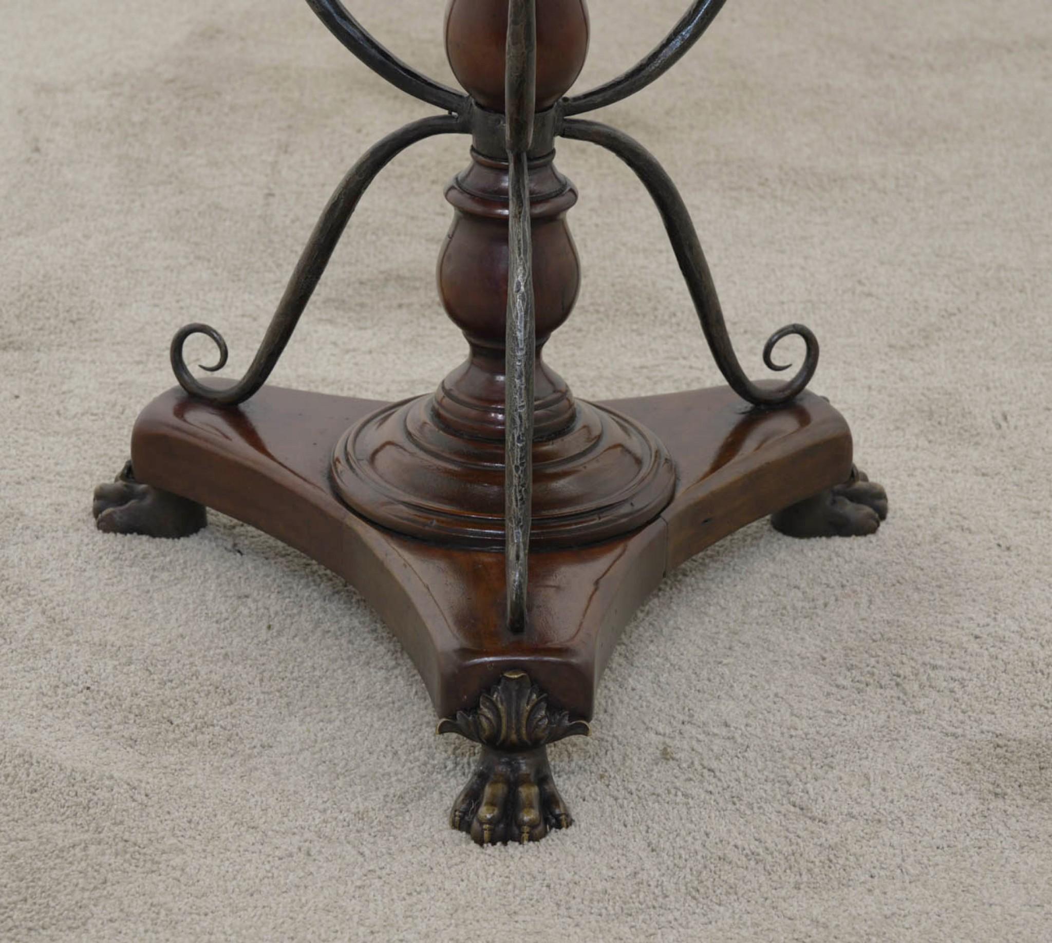 Marbre Table d'appoint à plateau de marbre Gueridon en vente