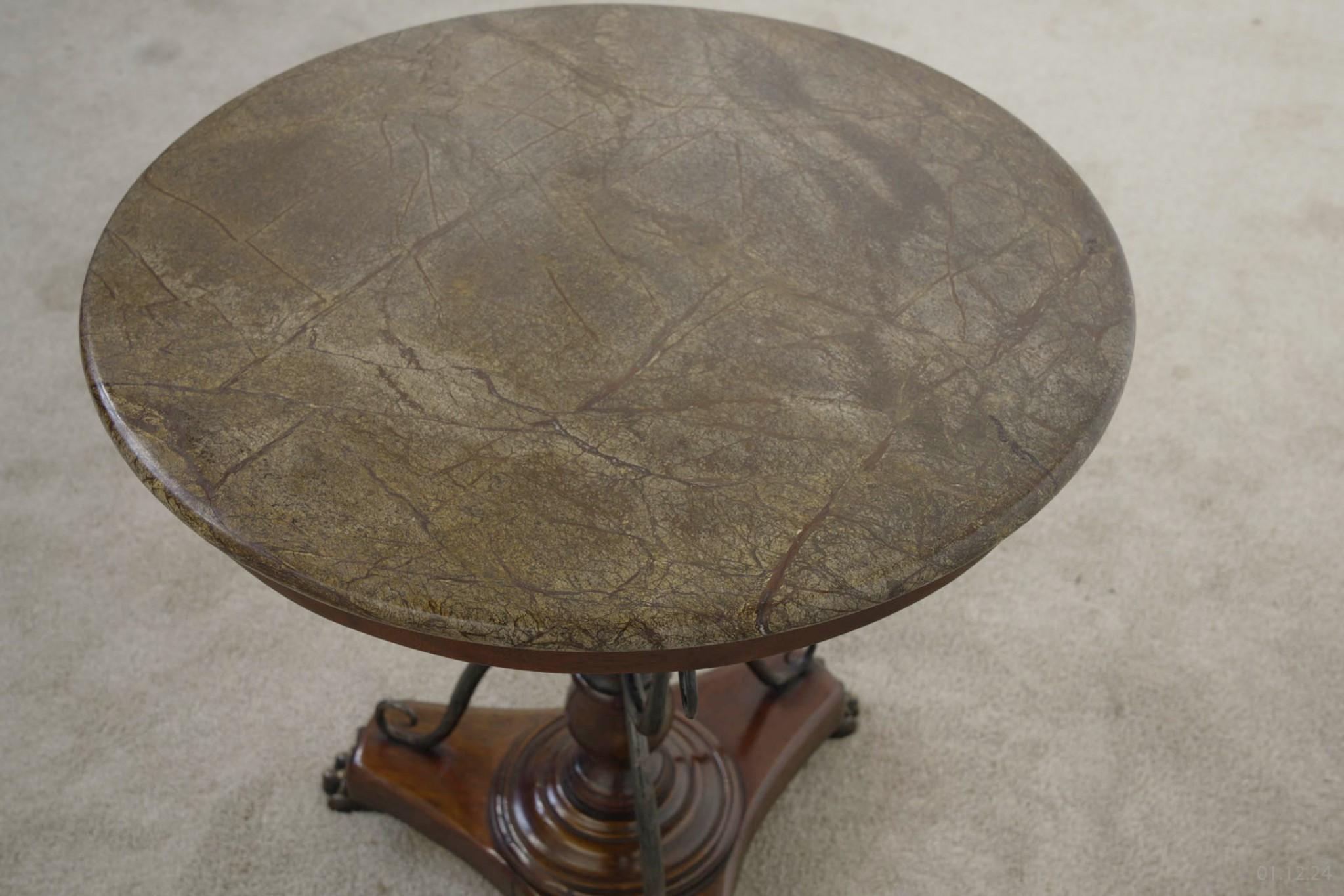 Table d'appoint à plateau de marbre Gueridon en vente 3
