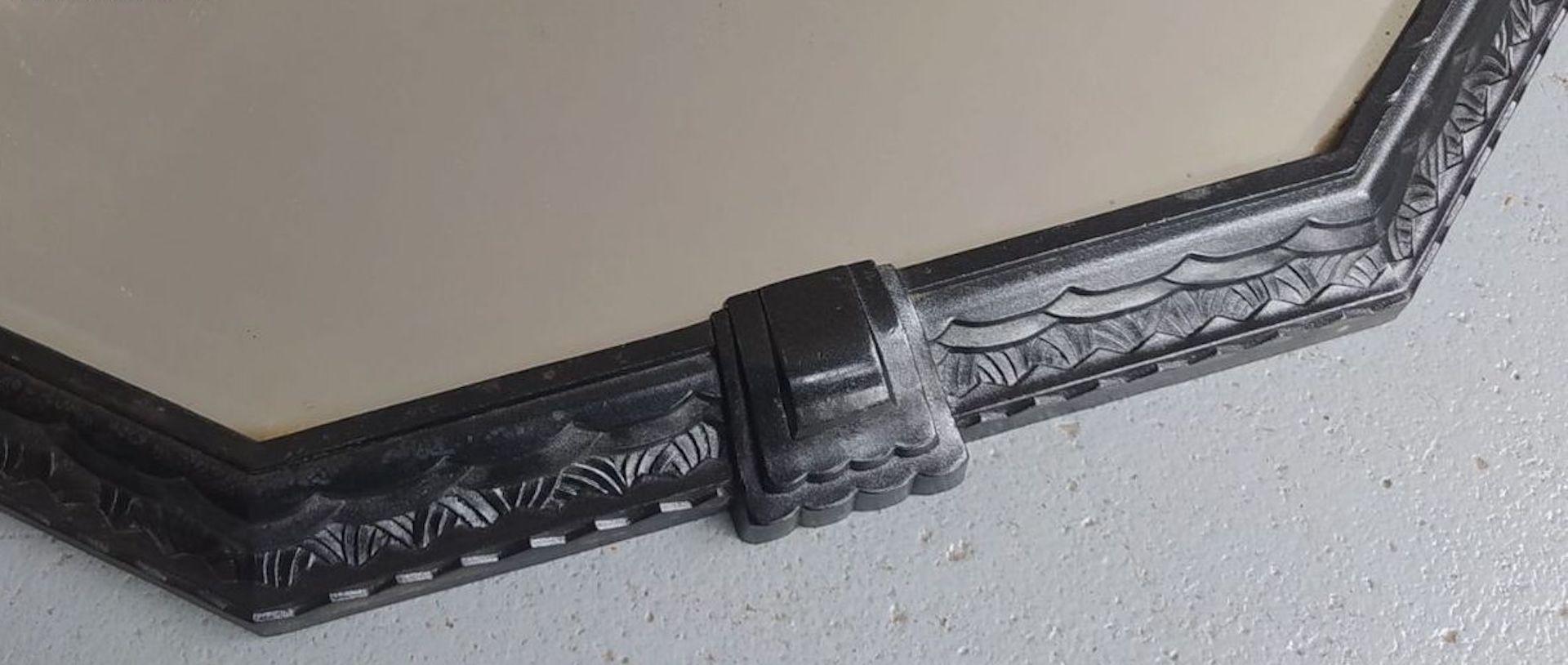 Moulage Miroir Octogonal en Fonte Art Deco Français avec Décoration Stylisée 1930s en vente