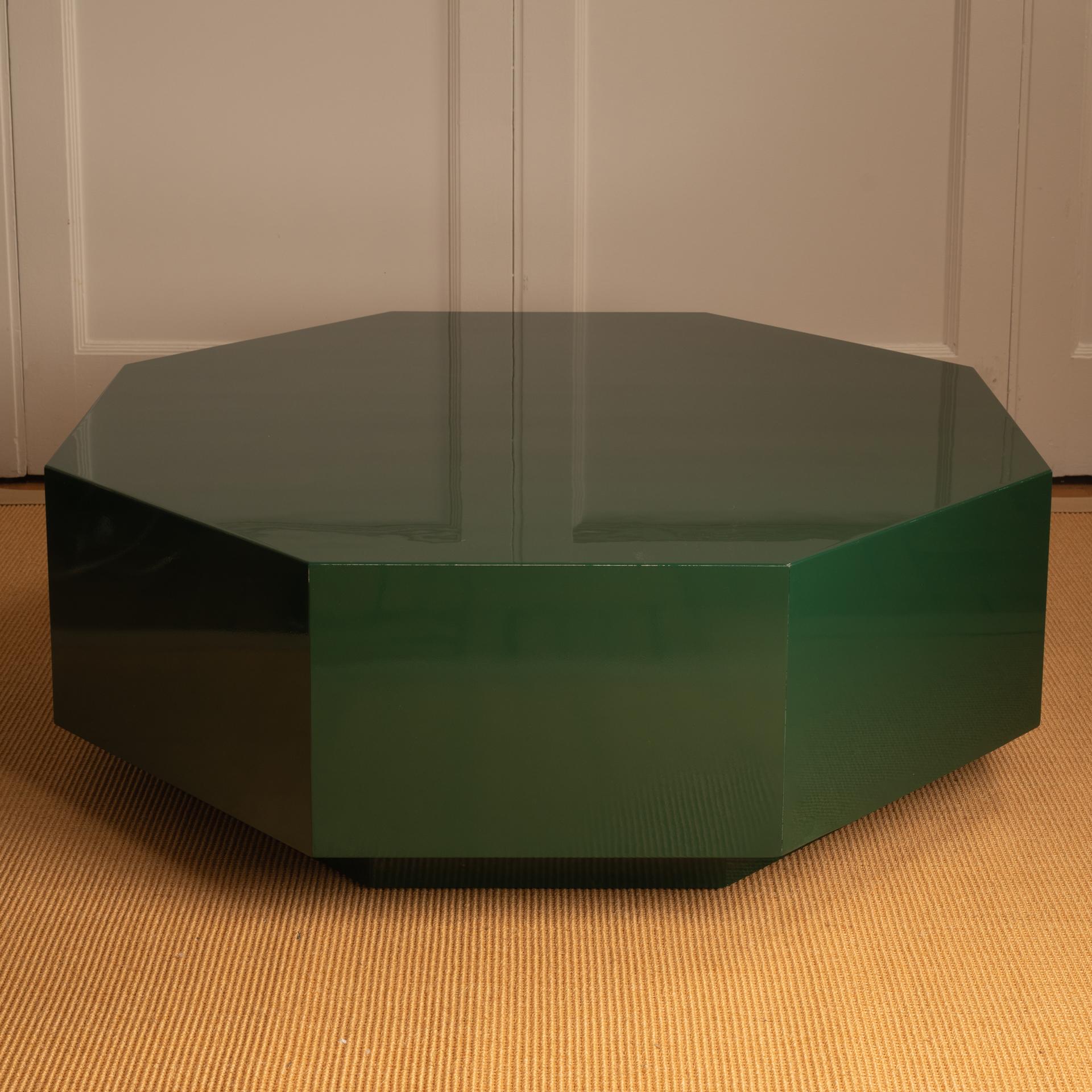 French octagonal coffee table in green lacquered wood - 70s In Good Condition In Paris, FR