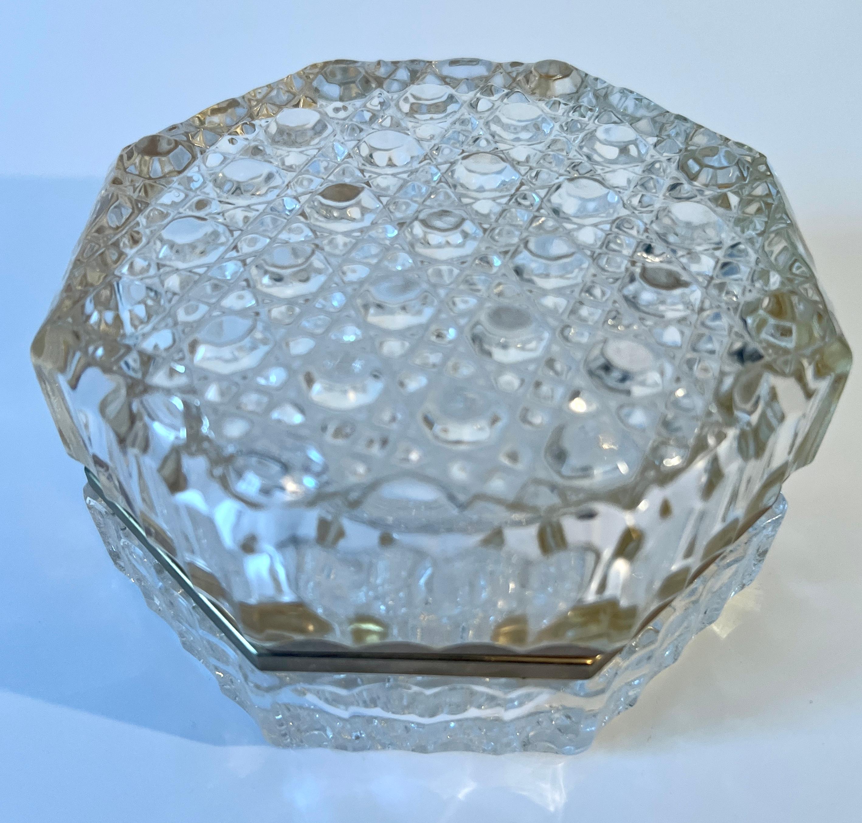 Une belle boîte octogonale acquise en France.  La boîte, semblable à celle de Baccarat, brille à la lumière et complète la coiffeuse ou le meuble-lavabo.  La pièce parfaite pour les petits bijoux spéciaux, ou pour les bibelots.

Peut également être