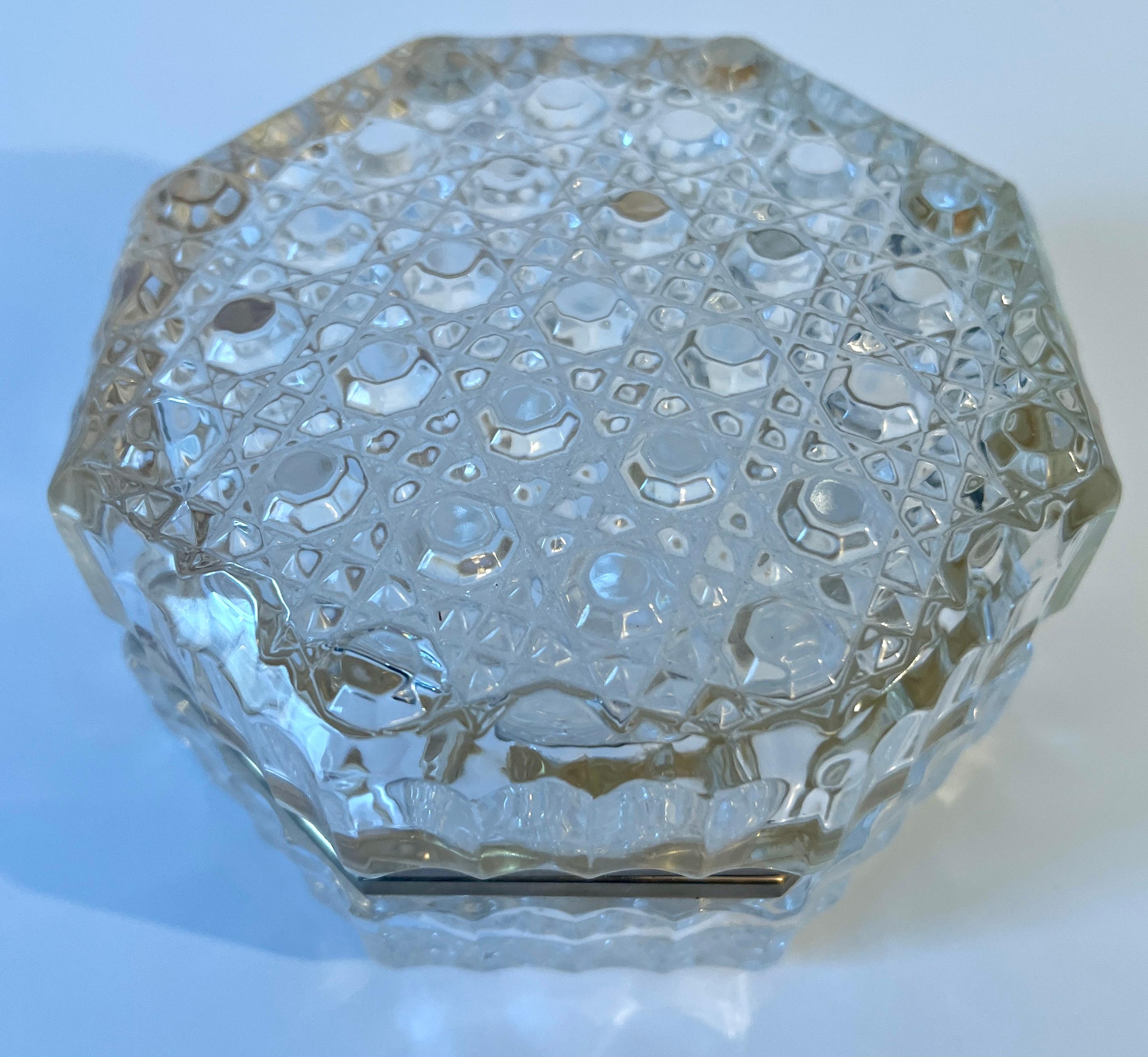 Mid-Century Modern Boîte octogonale en cristal taillé avec fermeture en laiton Détaillant en vente