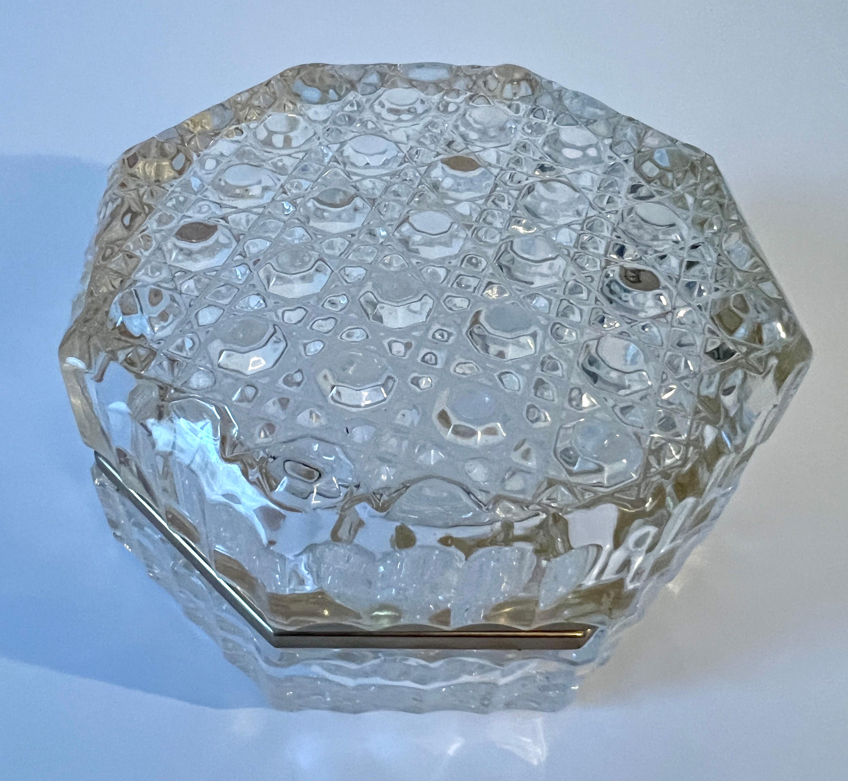 Français Boîte octogonale en cristal taillé avec fermeture en laiton Détaillant en vente