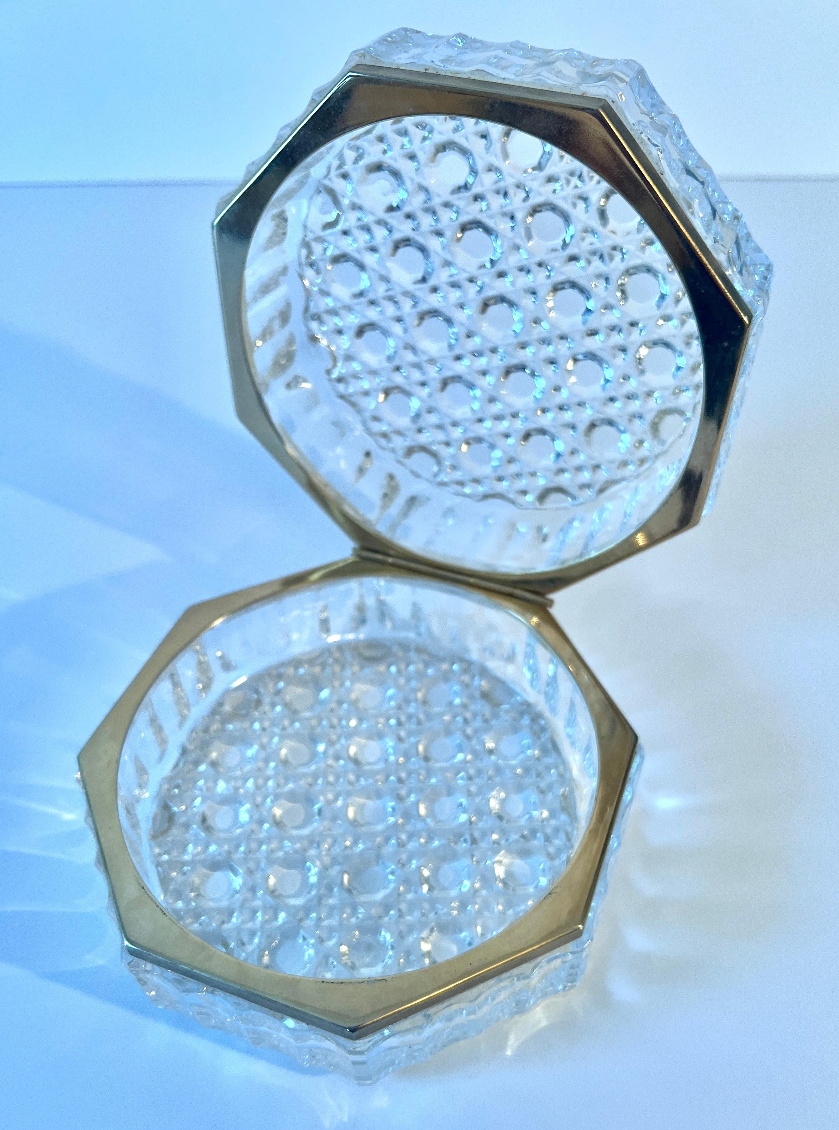 20ième siècle Boîte octogonale en cristal taillé avec fermeture en laiton Détaillant en vente
