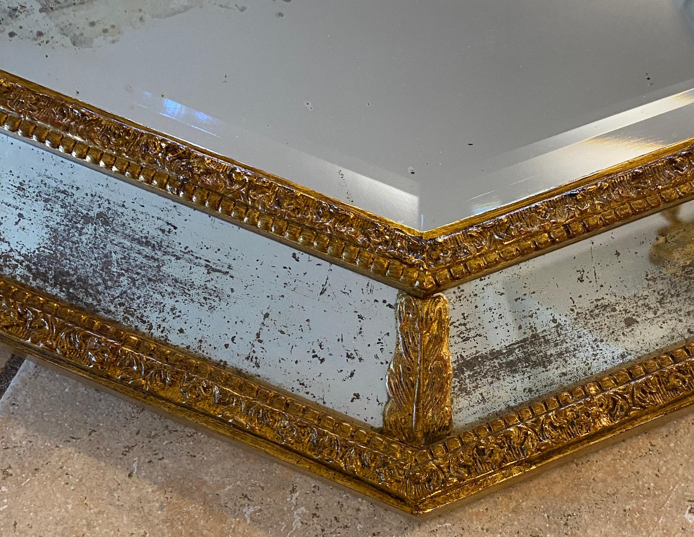 Rare miroir octogonal en bois doré de style Art Déco français, vers 1960.  
Le cadre mesure 30