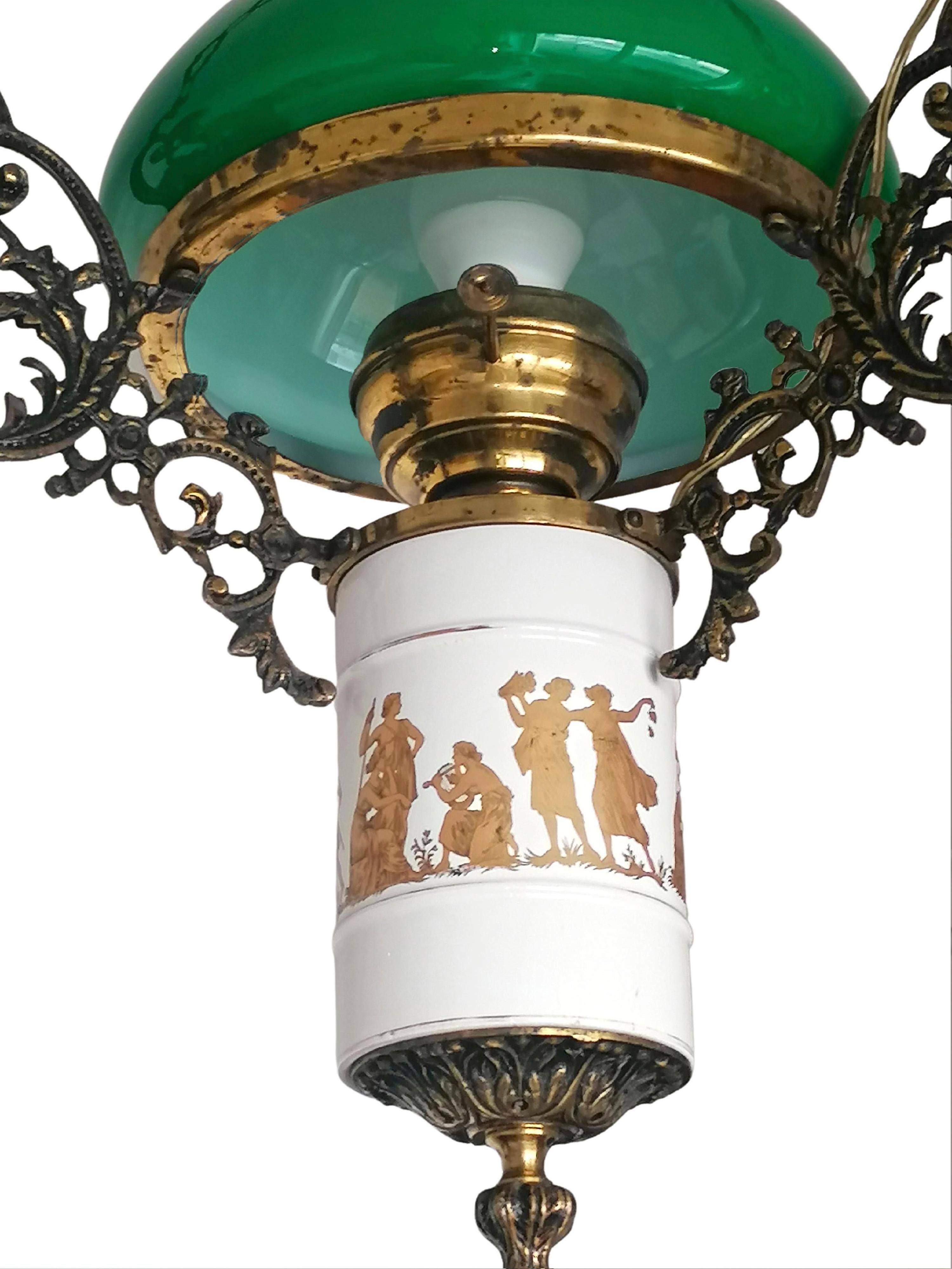 Französischer Öllampen-Kronleuchter aus vergoldeter Bronze, grünem Opalschirm und Porzellan, um 1930 (Vergoldet) im Angebot