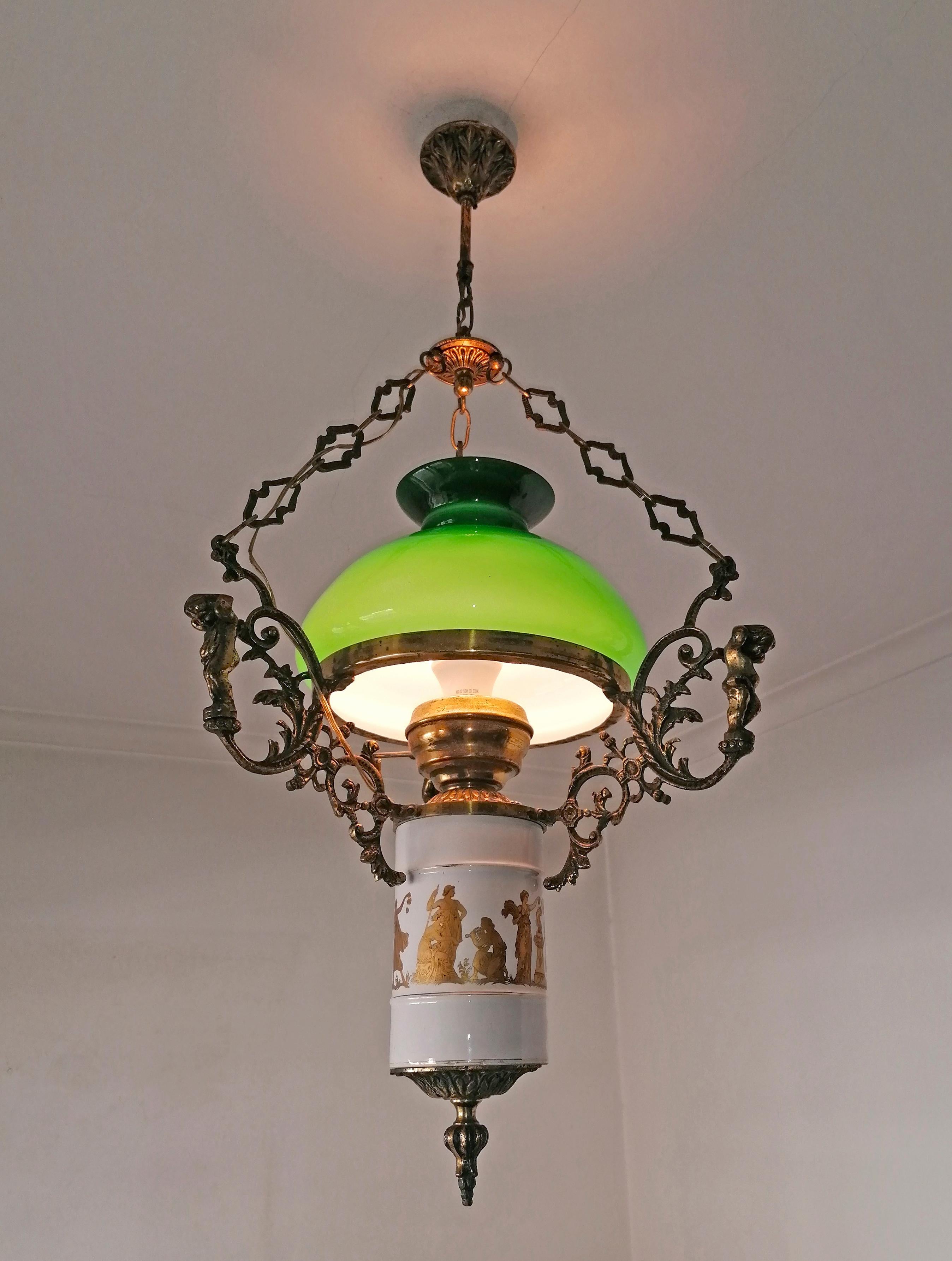 Französischer Öllampen-Kronleuchter aus vergoldeter Bronze, grünem Opalschirm und Porzellan, um 1930 im Zustand „Gut“ im Angebot in Coimbra, PT