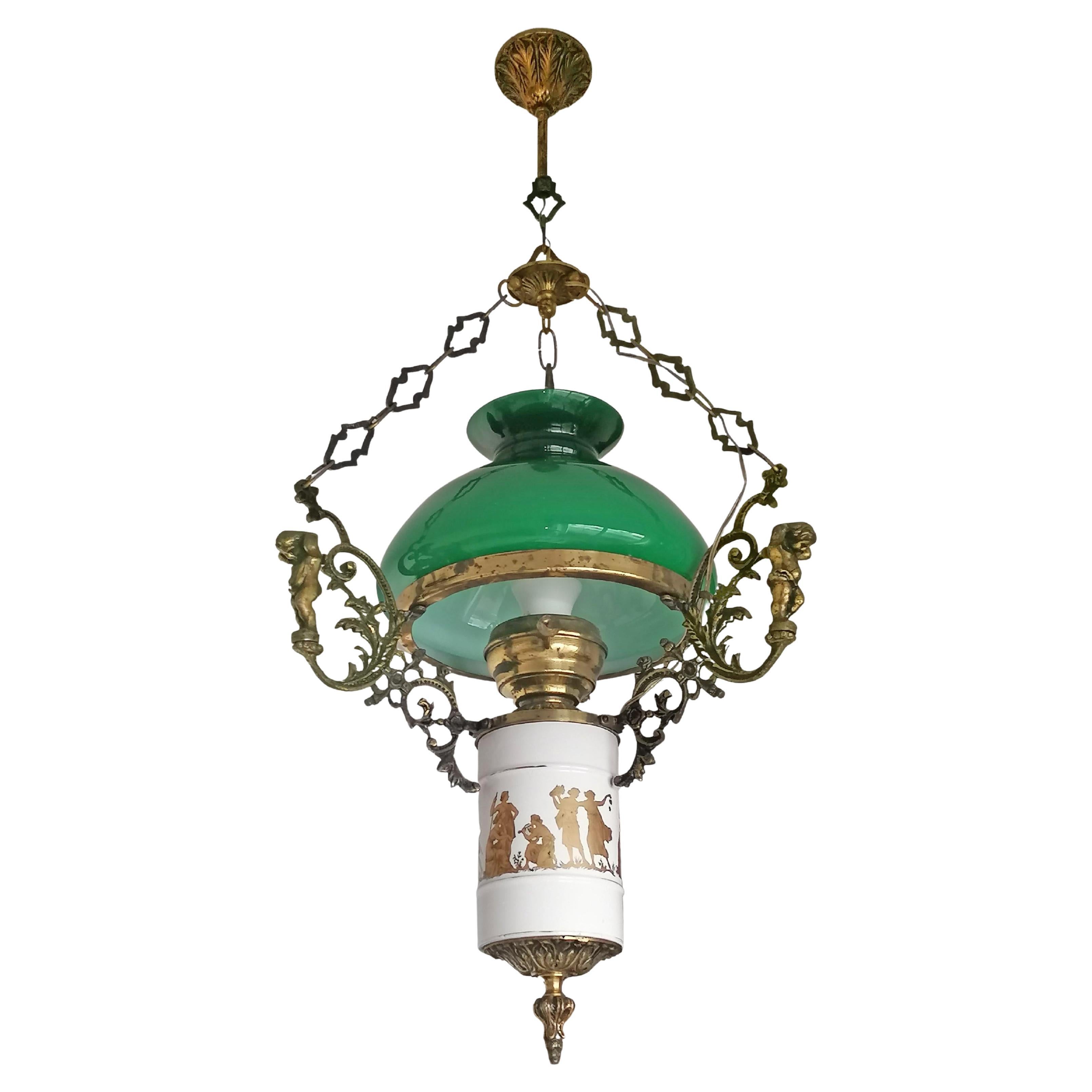 Französischer Öllampen-Kronleuchter aus vergoldeter Bronze, grünem Opalschirm und Porzellan, um 1930 im Angebot
