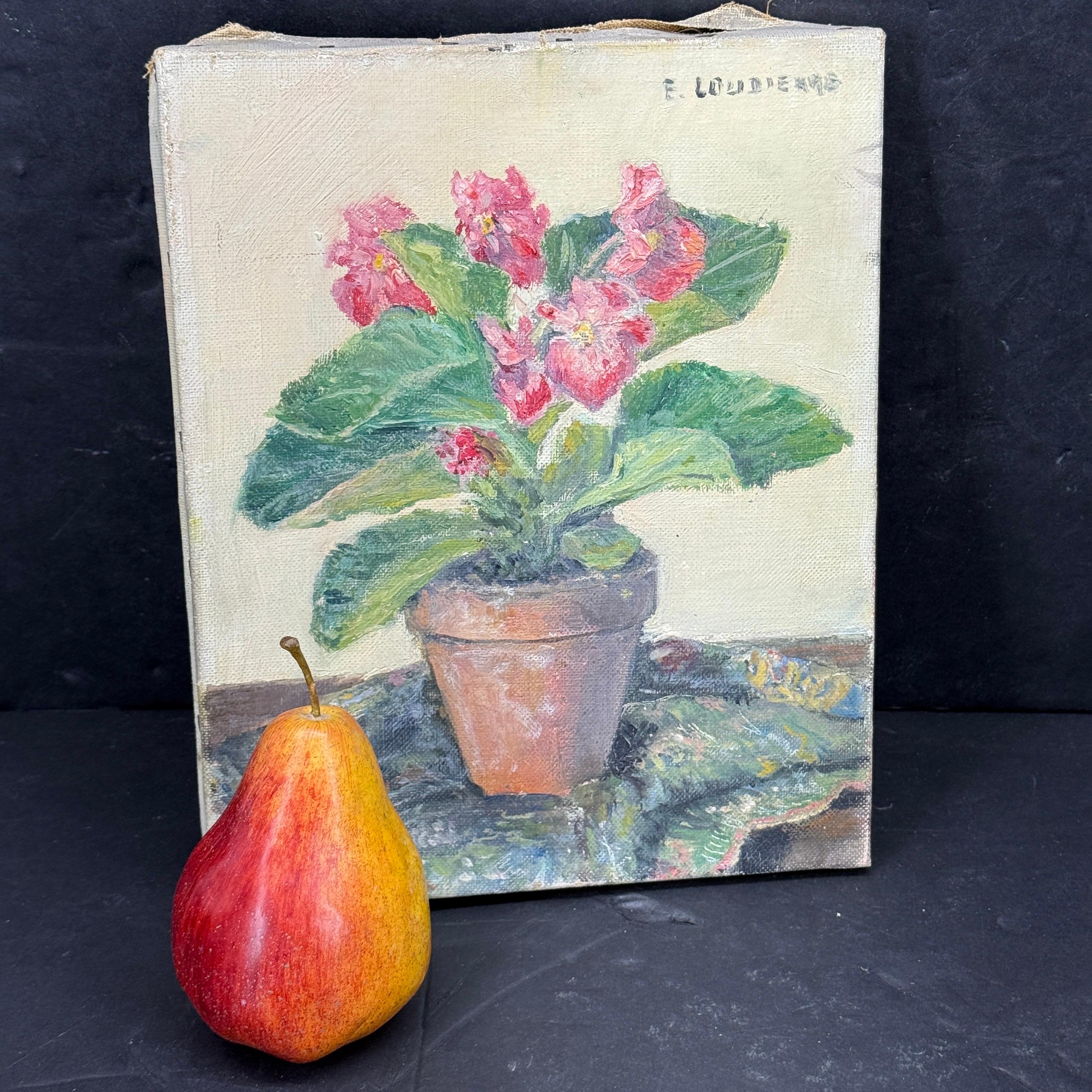 In Paris gefundenes, charmantes, signiertes Ölgemälde auf Leinwand, das einen Blumentopf mit frischen rosa Blumen auf einem mit Stoff drapierten Tisch zeigt. Wir sehen dieses Kunstwerk allein und ungerahmt auf einer Staffelei stehen. 
