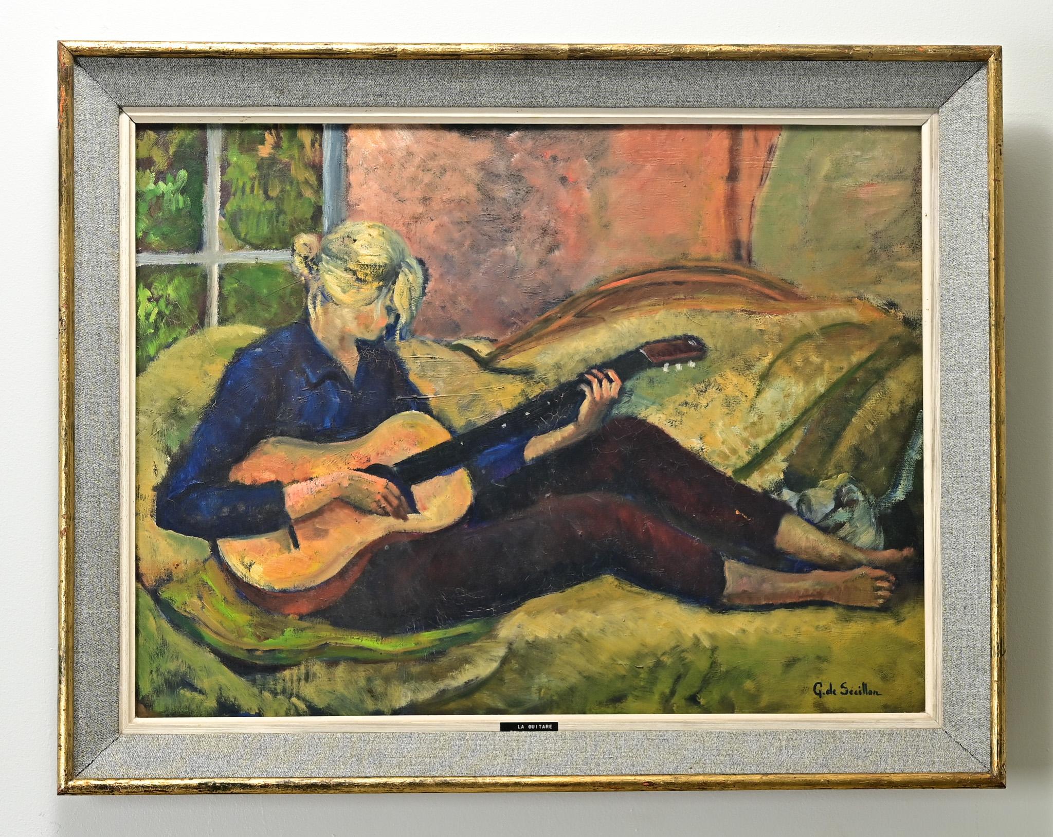 Un dipinto colorato di una signora che si sdraia e suona la chitarra, firmato dall'artista, G. de Sécillian. Circondato da una cornice dorata in omaggio con un interno in lino blu. Fissato con un filo, questo quadro è pronto per essere appeso al tuo