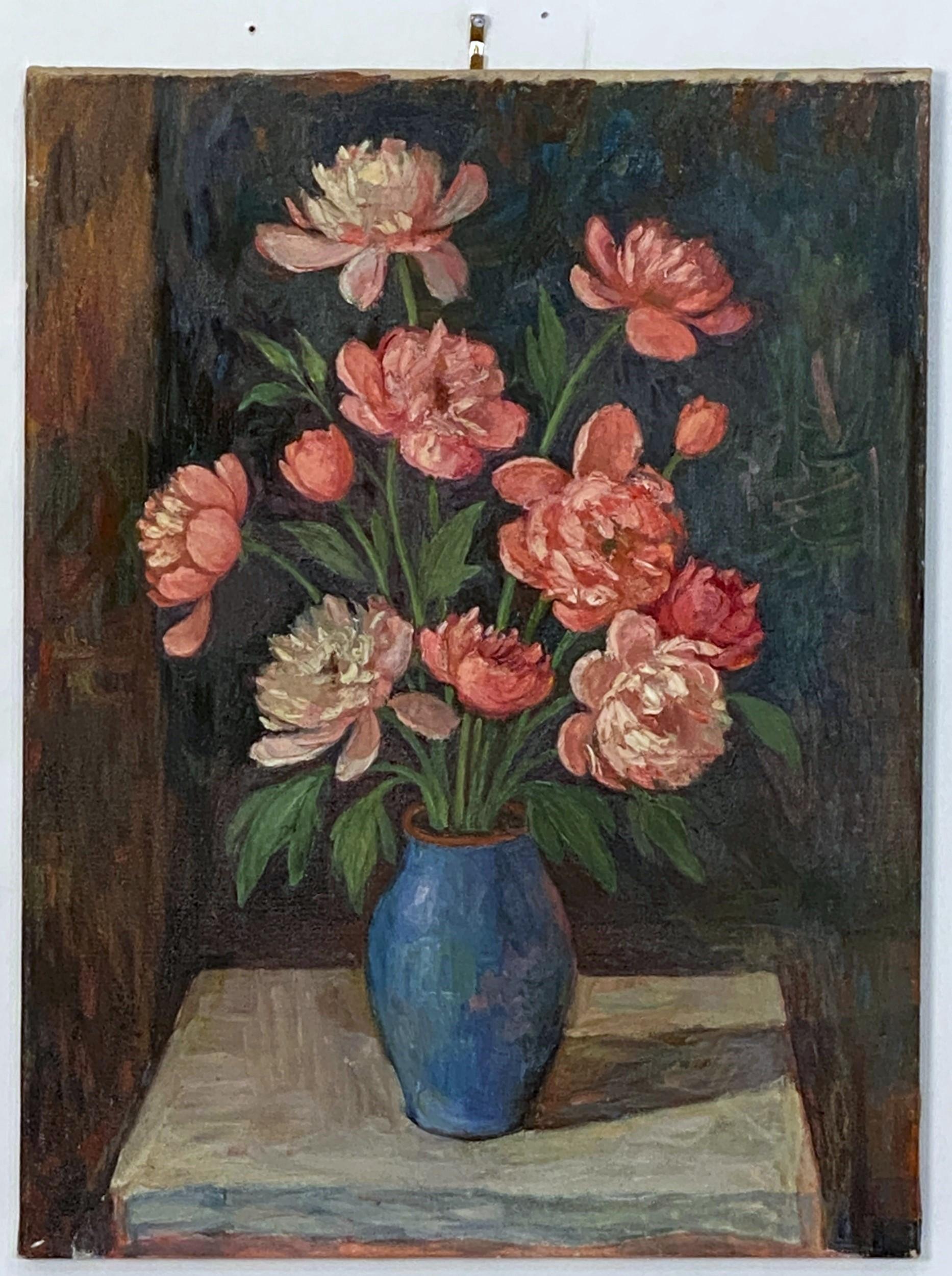 Une belle peinture à l'huile sur toile (non encadrée) représentant une nature morte d'un vase bleu de fleurs de pivoines ou d'un bouquet floral.

Les dimensions sont H 24 pouces x L 18 pouces