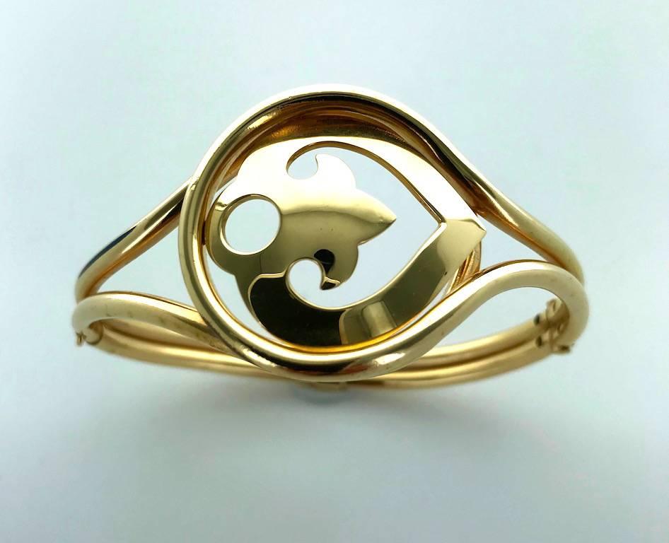 O.J. Perrin Yellow Gold Heart shape Bracelet Bangle.
The center is certainly a pendant by O.J. Perrin representing a stylized heart mounted on a gold bangle. Great idea, Fantastic result!
French work.
Signed.
Circa 1990.