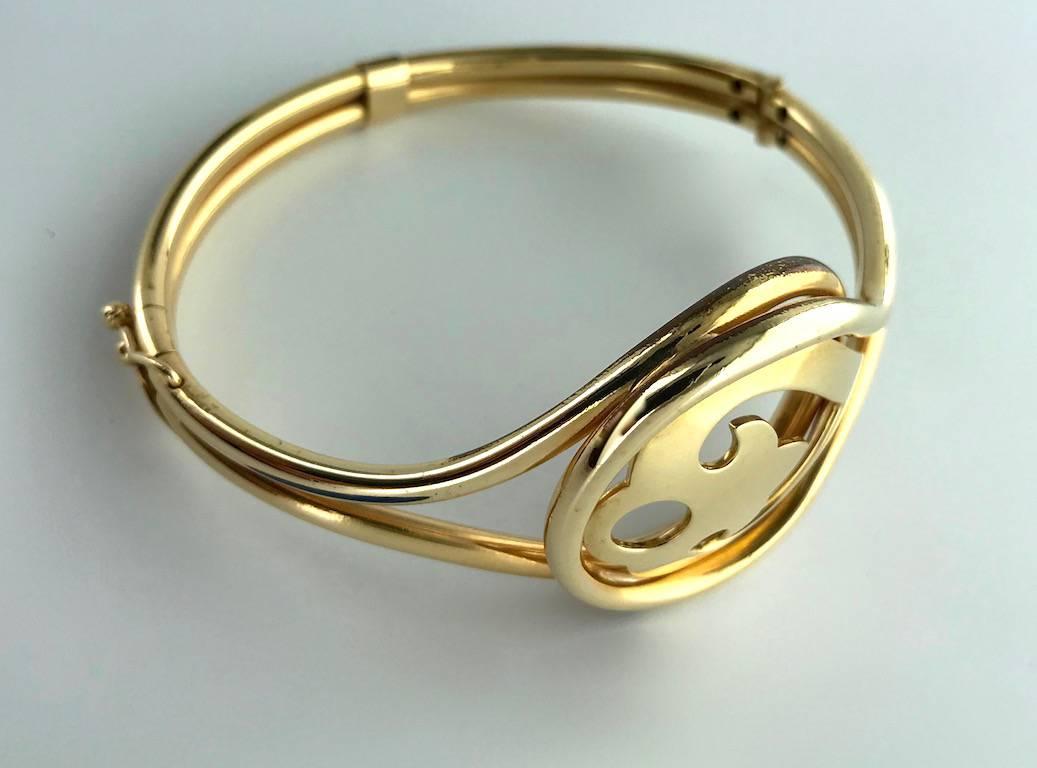 French O.J. Perrin Yellow Gold Heart Shape Bracelet Bangle In Excellent Condition In Geneva, CH