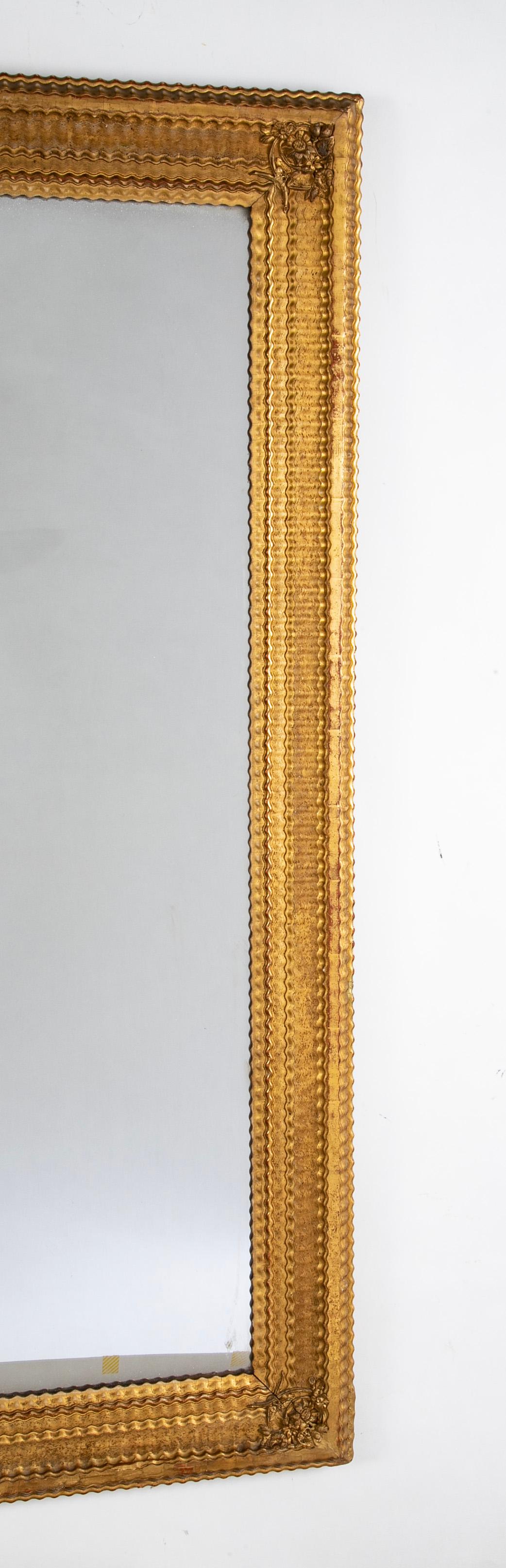 Französischer Altglas-Spiegel in vergoldetem Rahmen (Spätes 19. Jahrhundert) im Angebot