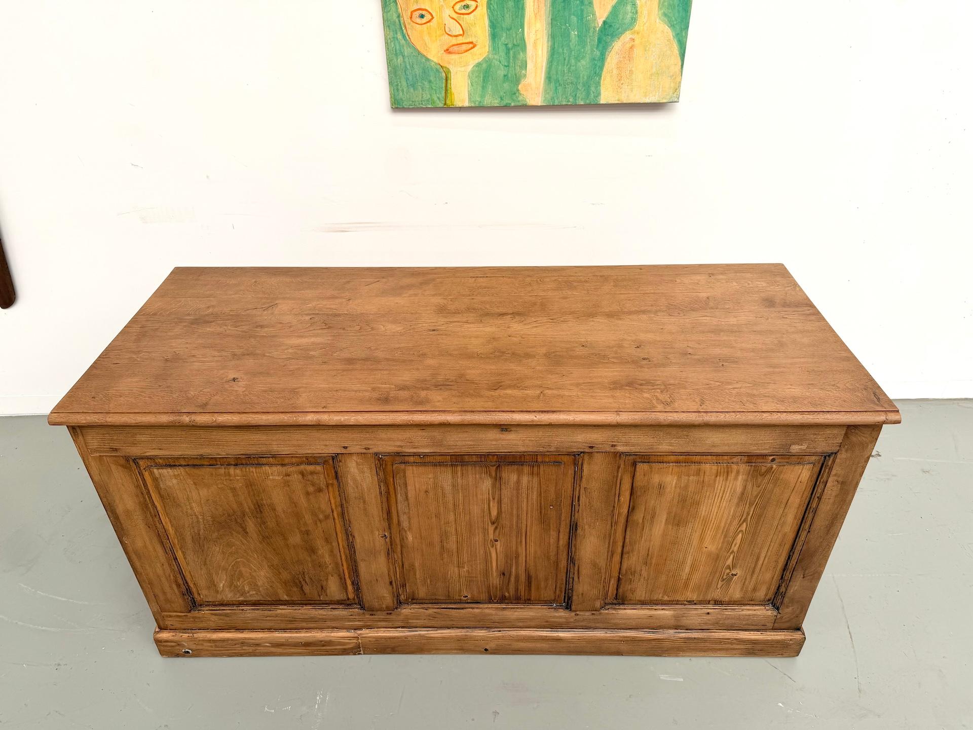 Französischer alter Kaufmannstresen aus blondem Kiefernholz mit einer Platte aus massiver Eiche im Angebot 5