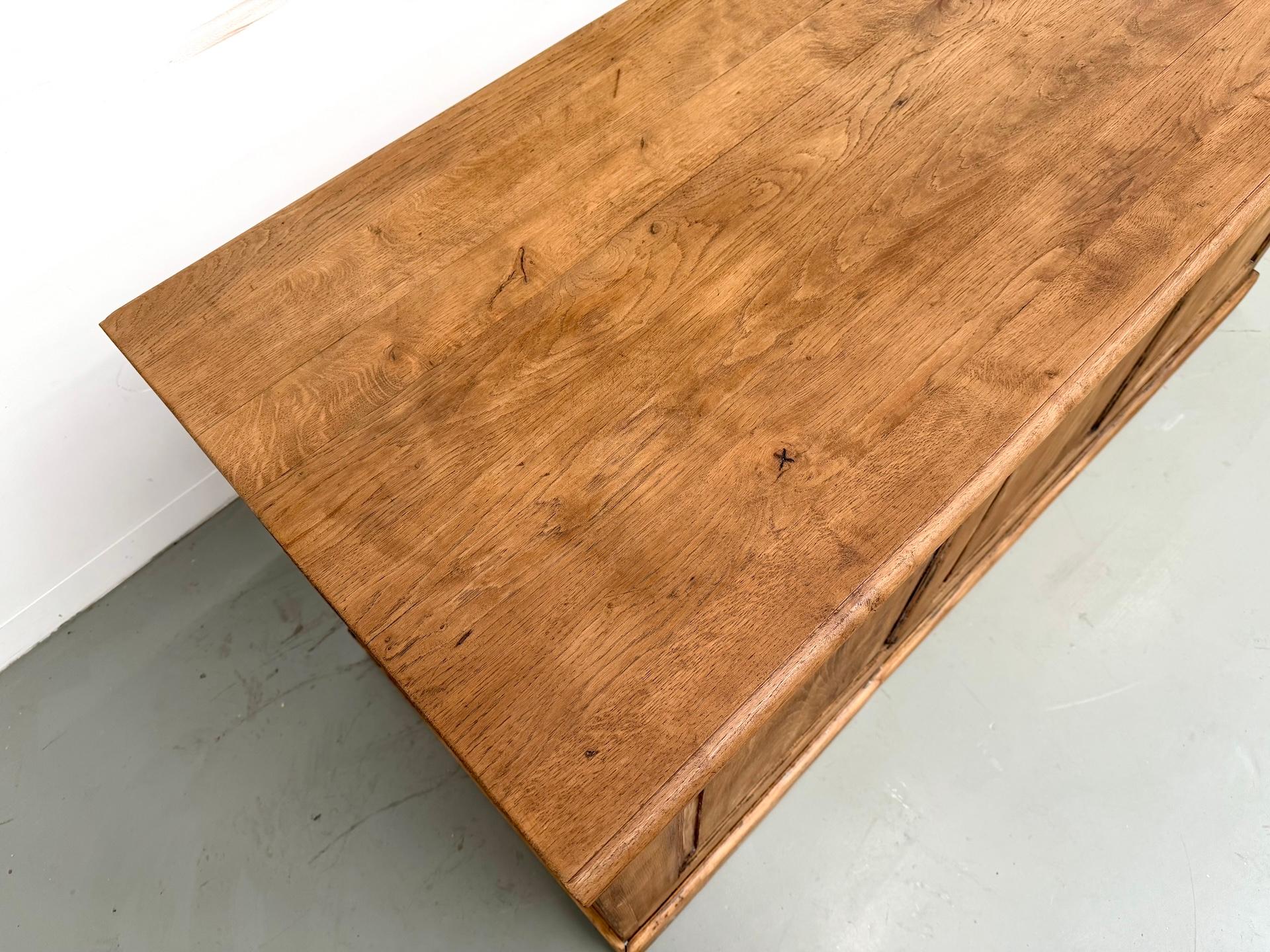 Französischer alter Kaufmannstresen aus blondem Kiefernholz mit einer Platte aus massiver Eiche im Angebot 6