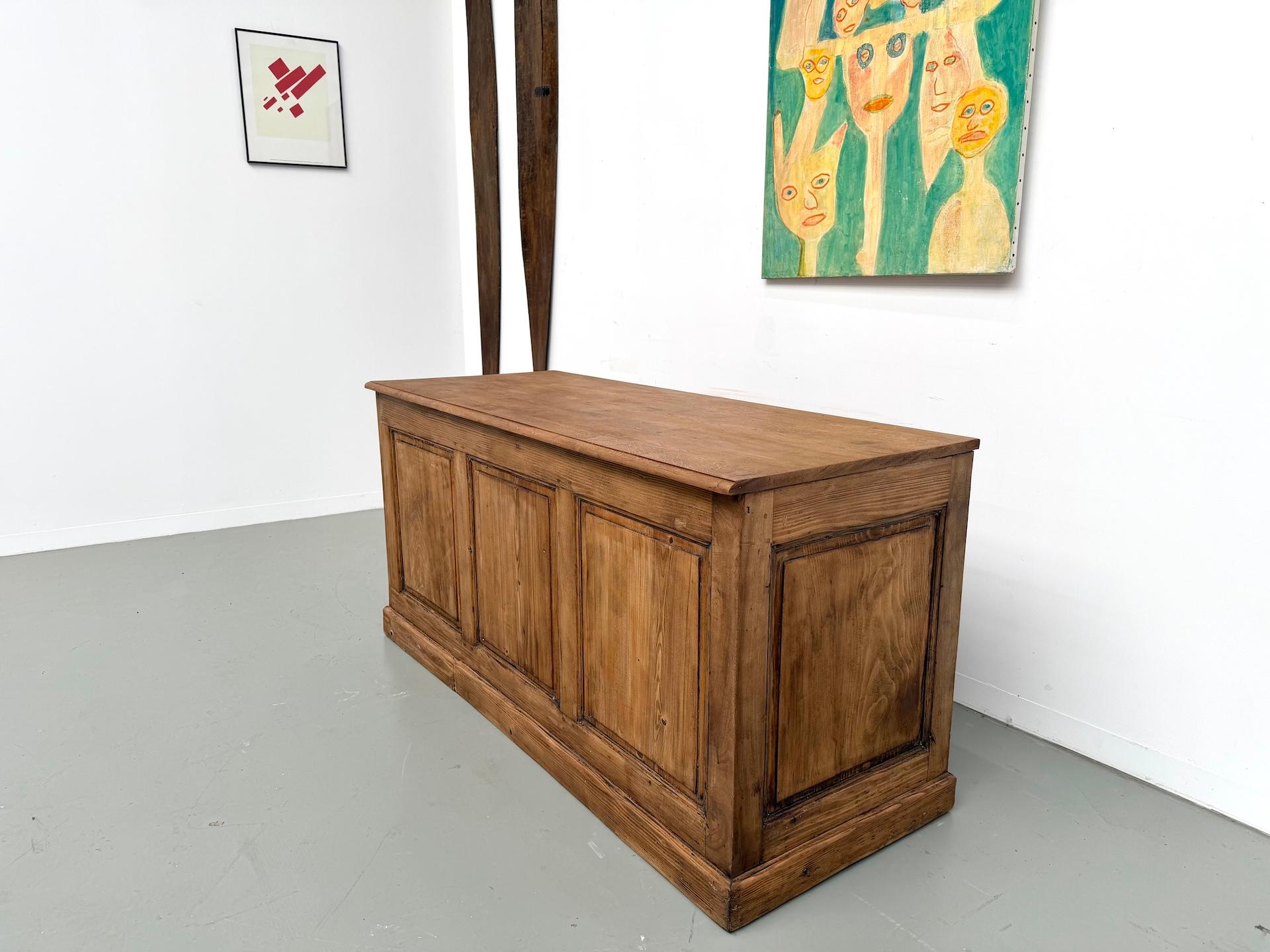 Französischer alter Kaufmannstresen aus blondem Kiefernholz mit einer Platte aus massiver Eiche im Angebot 7