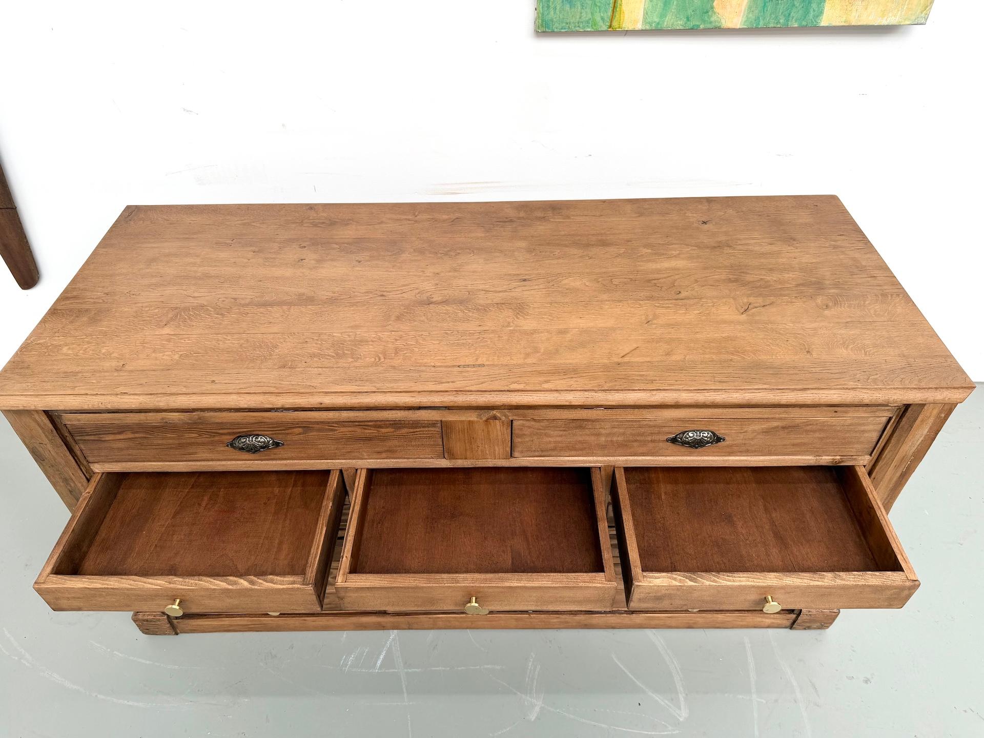 Französischer alter Kaufmannstresen aus blondem Kiefernholz mit einer Platte aus massiver Eiche im Angebot 8