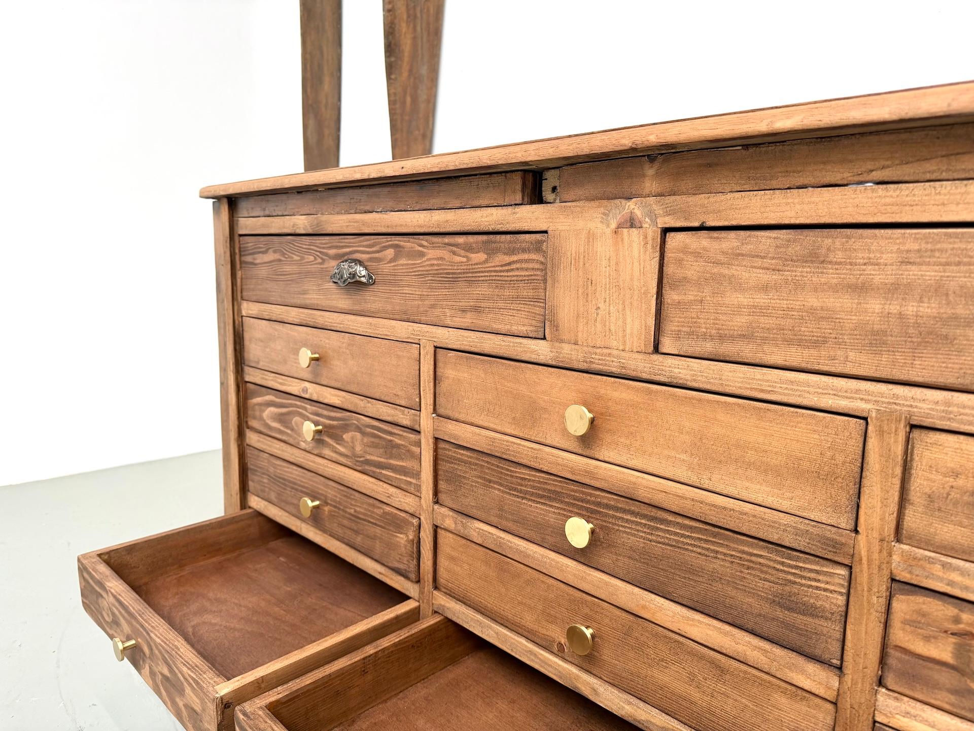 Französischer alter Kaufmannstresen aus blondem Kiefernholz mit einer Platte aus massiver Eiche im Angebot 9