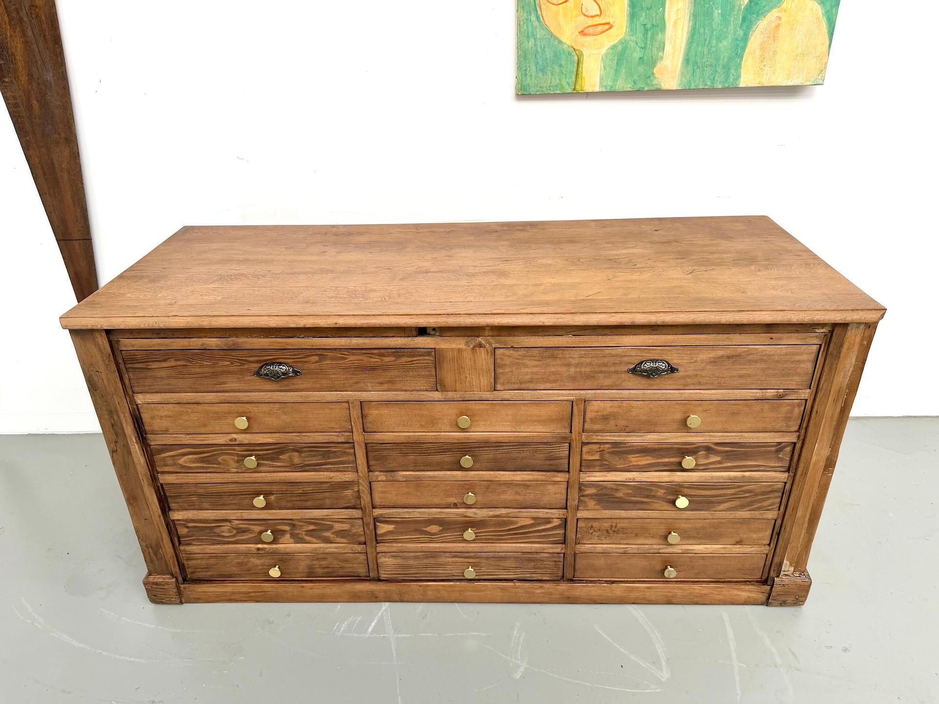 Französischer alter Kaufmannstresen aus blondem Kiefernholz mit einer Platte aus massiver Eiche im Angebot 11