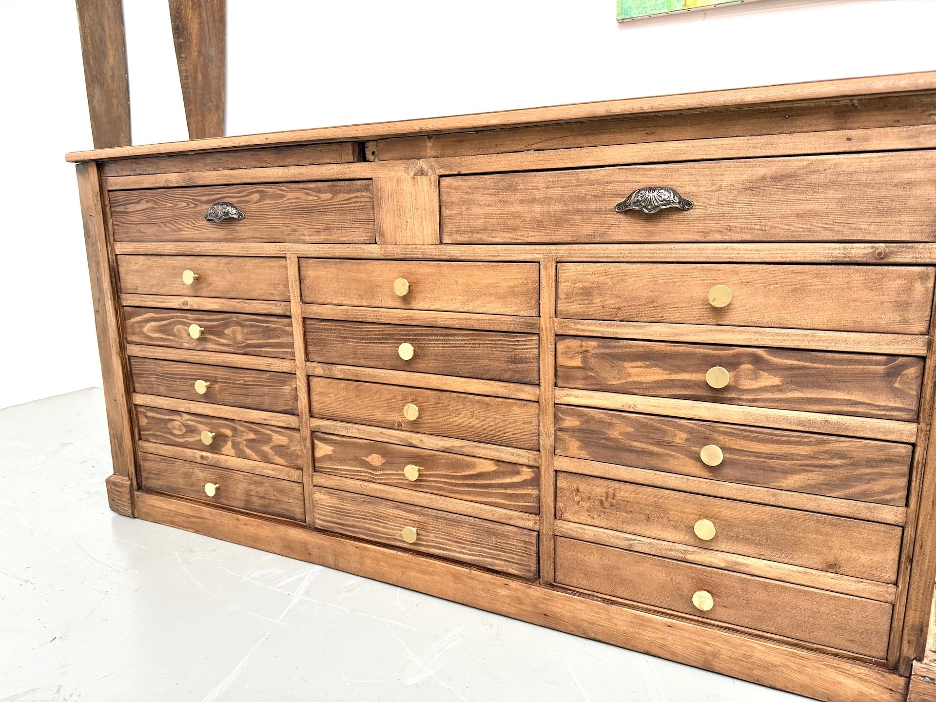 Französischer alter Kaufmannstresen aus blondem Kiefernholz mit einer Platte aus massiver Eiche im Angebot 12