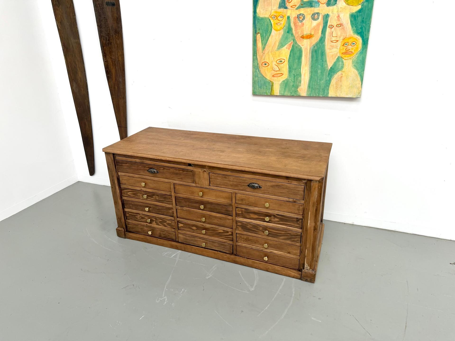 Französischer alter Kaufmannstresen aus blondem Kiefernholz mit einer Platte aus massiver Eiche im Angebot 13