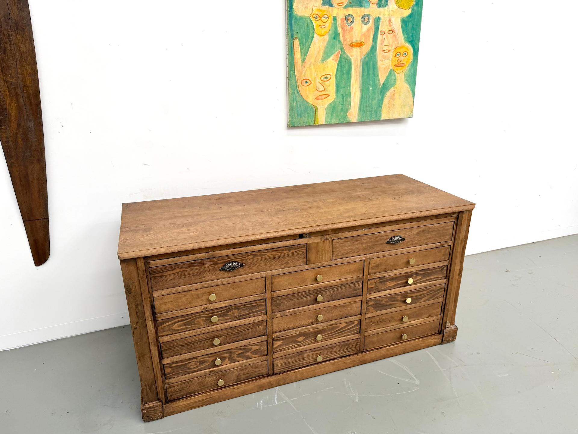 Französischer alter Kaufmannstresen aus blondem Kiefernholz mit einer Platte aus massiver Eiche im Angebot 14