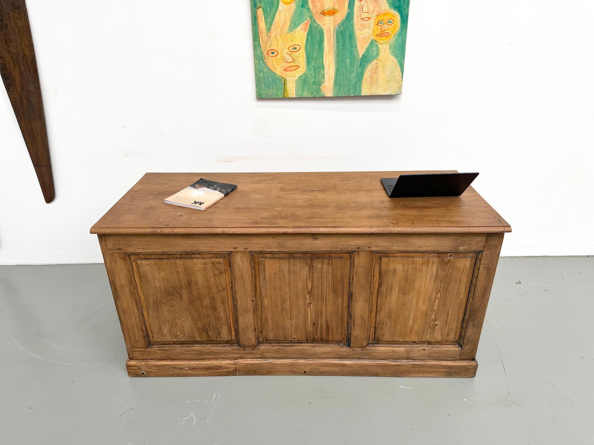 Französischer alter Kaufmannstresen aus blondem Kiefernholz mit einer Platte aus massiver Eiche (Frühes 20. Jahrhundert) im Angebot