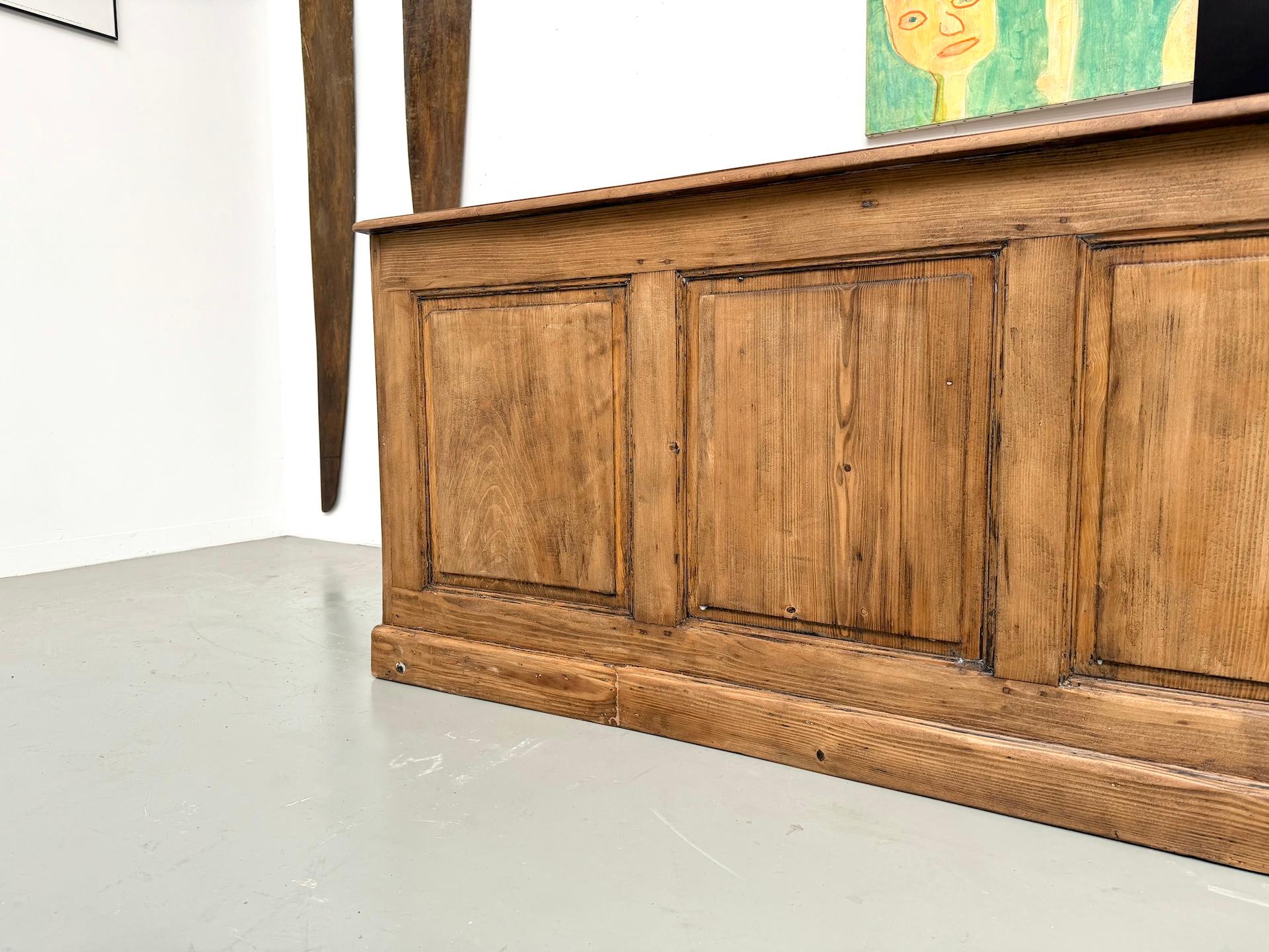 Französischer alter Kaufmannstresen aus blondem Kiefernholz mit einer Platte aus massiver Eiche (Eichenholz) im Angebot