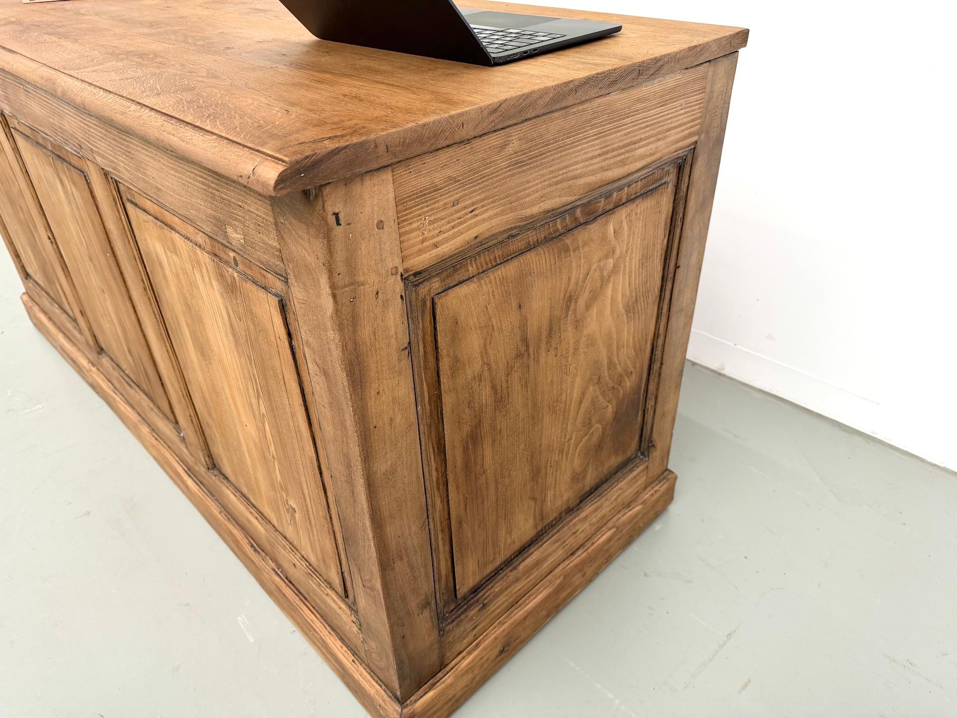 Französischer alter Kaufmannstresen aus blondem Kiefernholz mit einer Platte aus massiver Eiche im Angebot 1